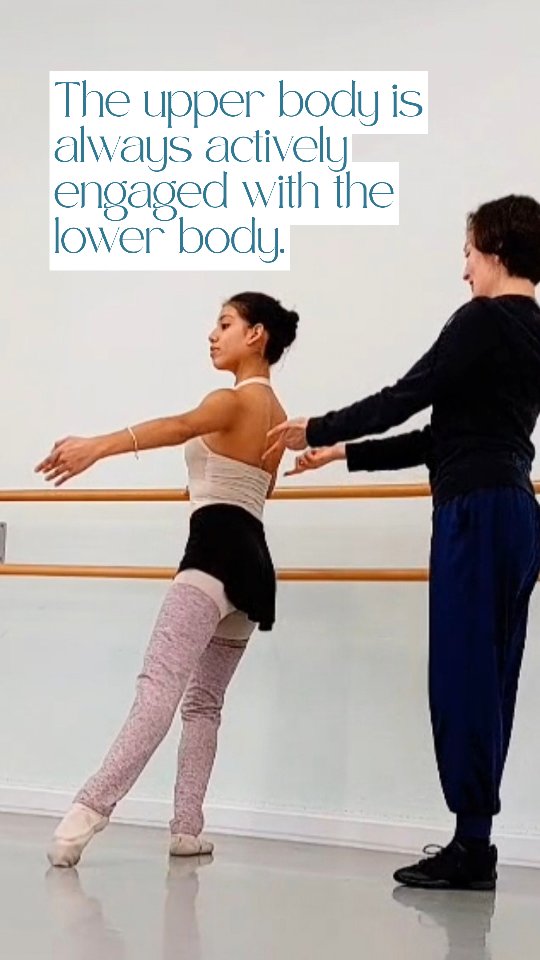 The upper body is always actively engaged with the lower body, most often in opposition. And, above all, lifted, especially through the lower torso and the neck. Just as the body is made up of individual parts that form a whole, the same principle applies in ballet: Each movement is part of a larger unity, so that you are truly working from head to toe.🫶
