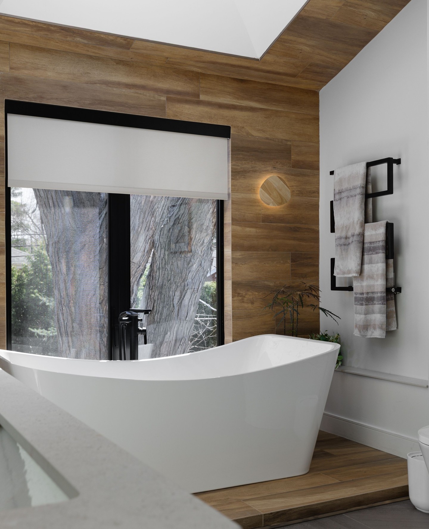 Serenity on, world off.
Blackout blinds, spa-day vibes, and a view you’ll never want to leave. 🛁✨
Sérénité activée, monde en pause.
Stores obscurcissants, ambiance spa et vue dont vous ne vous lasserez jamais. 🛁✨