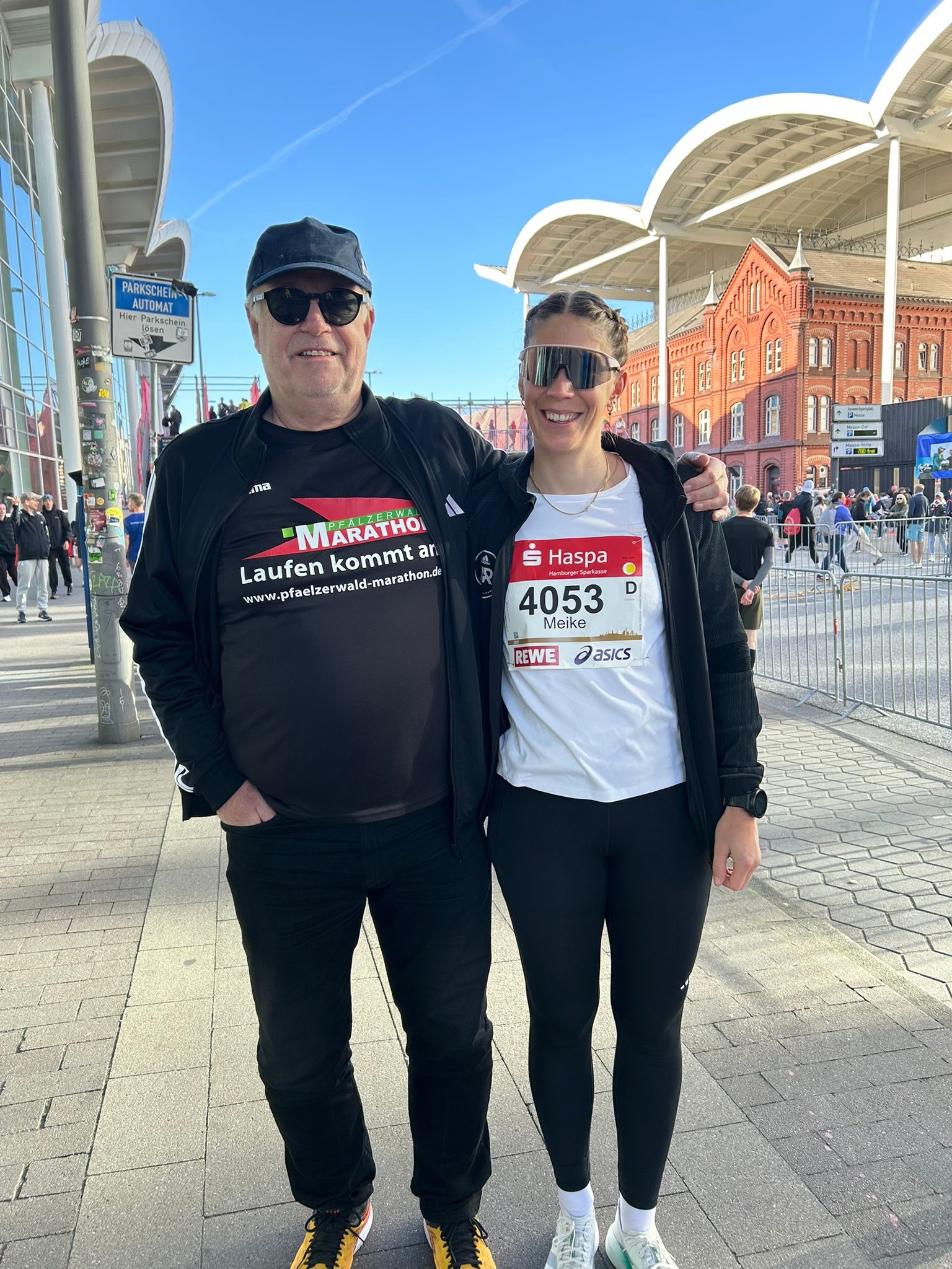 Wir kleben das mal kurz mental ins Familienalbum. 🥹🫶🏼✨
PS: Inklusive Wimmelbild mit der Suche nach dem PWM-Shirt am Ende!
#laufenkommtan #haspamarathonhamburg #haspamarathon #marathon #pfälzerwaldmarathon
