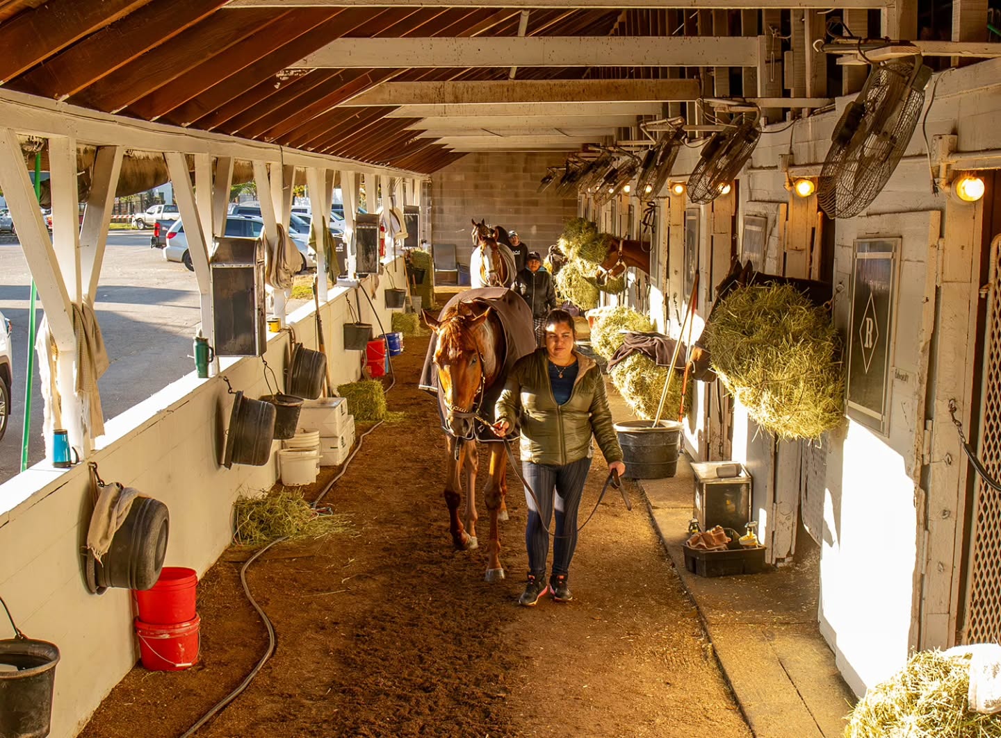 A people parade at the barn this morning! Owners, jockeys, friends and of course, our amazing team. 🙏😍