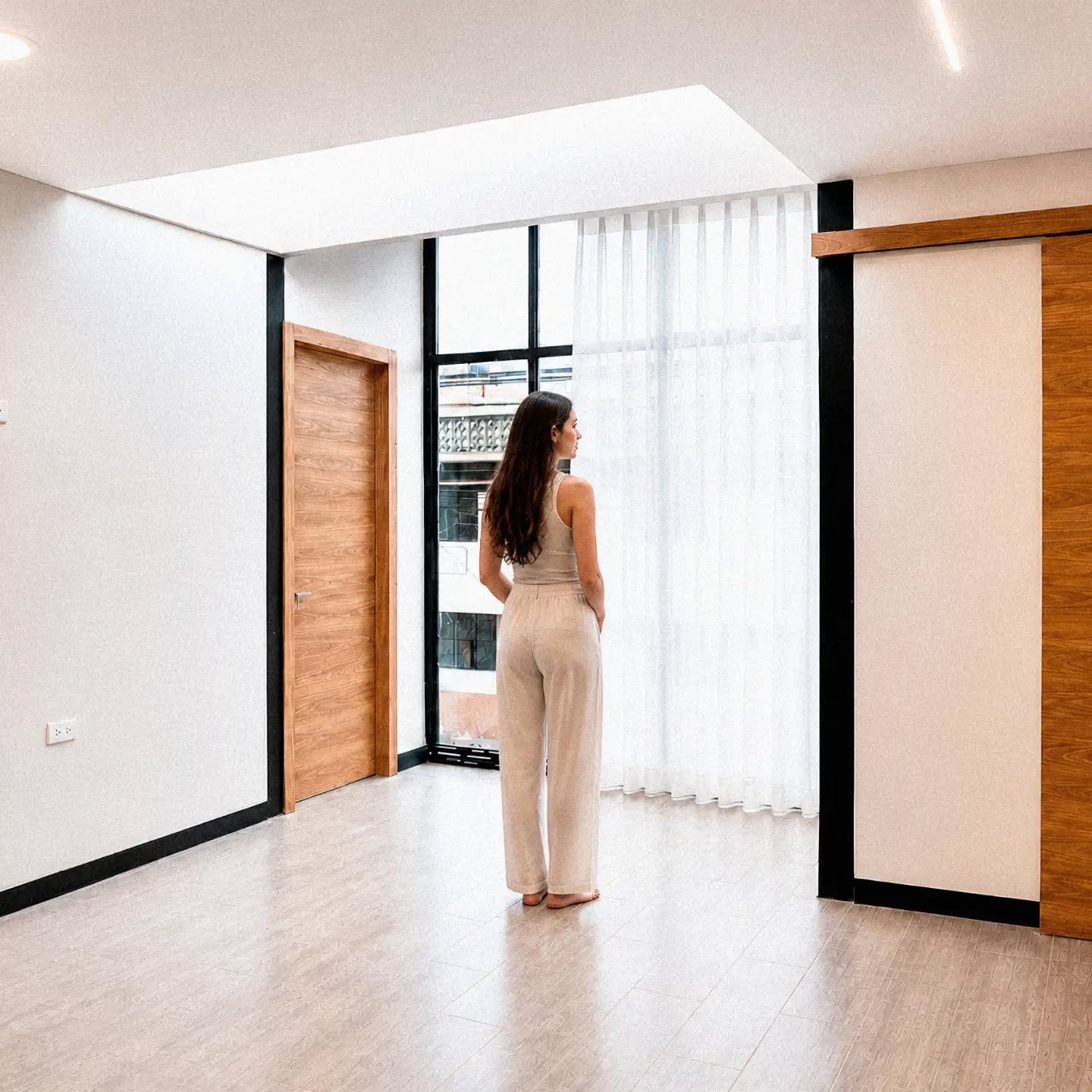 CASA LINDE / TULCÁN/ 2026
Un espacio compacto resuelto desde la claridad: luz natural, materialidad cálida y una composición sencilla que busca amplitud, orden y confort.
#architecture
#design
#light
#arquitecturaecuador
#housedesign