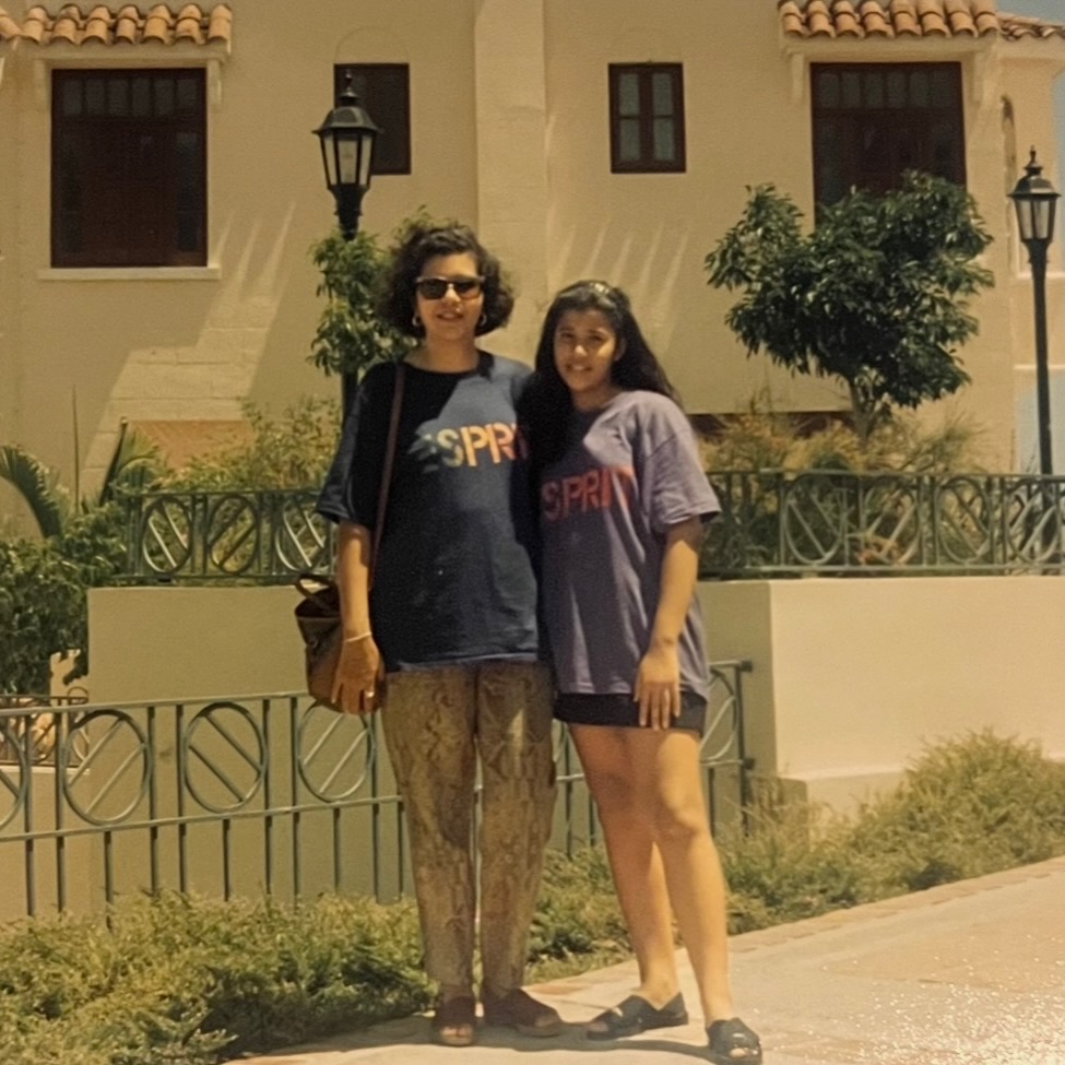 Cuando tenía como 10 años, mi mamá y yo fuimos a un servicarro a buscar comida 🍟🚗 Nos entregaron la orden, el cambio… y al estacionarnos, ella se dio cuenta de que le habían dado $10 de más.
Yo pensé que nos habíamos pegado. 😅✨
Para mí, eso era “suerte”.
Pero ella me miró y me dijo algo que nunca olvidé:
“Ese dinero no nos pertenece. Esto puede ser un descuadre para la cajera y ella puede perder su trabajo.”
Se bajó.
Entró al restaurante.
Y devolvió los $10. 🤍
Quizás para alguien más eso era un detalle pequeño. Para mí, fue una clase magistral de integridad.
Porque hay personas que te enseñan valores…y hay personas que TE LOS MODELAN de una manera tan consistente que terminan convirtiéndose en parte de quien eres. ✨
Mi mamá nunca fue de grandes discursos. Sus enseñanzas venían en acciones pequeñas, silenciosas, cotidianas. En cómo trataba a la gente. En cómo ayudaba aunque nadie la estuviera mirando. En cómo siempre escogía hacer lo correcto, incluso cuando nadie se enteraría si no lo hacía. 🤍
Mientras más adulta me hago, más entiendo que gran parte de quien soy hoy nació viendo esos ejemplos una y otra vez.
Porque al final…los hijos no siempre hacen lo que uno les dice. Pero casi siempre terminan convirtiéndose en lo que vieron. 🥹
Gracias, mami, por enseñarme que el verdadero valor de una persona se demuestra en las cosas pequeñas. 🌷
Feliz Día de las Madres. 🌸🩷
#atriah #consulting #values #humanresources