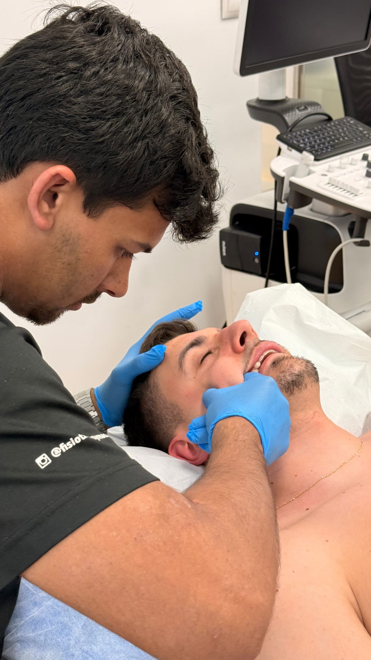 La articulación temporomandibular 🦷 (ATM) es una de las más activas del cuerpo, y factores como el bruxismo, la tensión cervical o el estrés diario pueden cronificar el dolor en esta zona.
Muchos dolores de cabeza, mareos o chasquidos al abrir la boca tienen su origen aquí. En Fisiotherapy Madrid trabajamos de forma integral con un papel clave para aliviarlo.
¿Qué logramos con estos tratamiento?
✅ Reducir el dolor facial y de cabeza.
✅ Relajar la musculatura masticatoria y cervical.
✅ Mejorar la apertura y movilidad de la boca.
✅ Eliminar esa molesta sensación de presión constante.
#mandibula #atm #cefaleas #cervicalgias #neuromodulacion