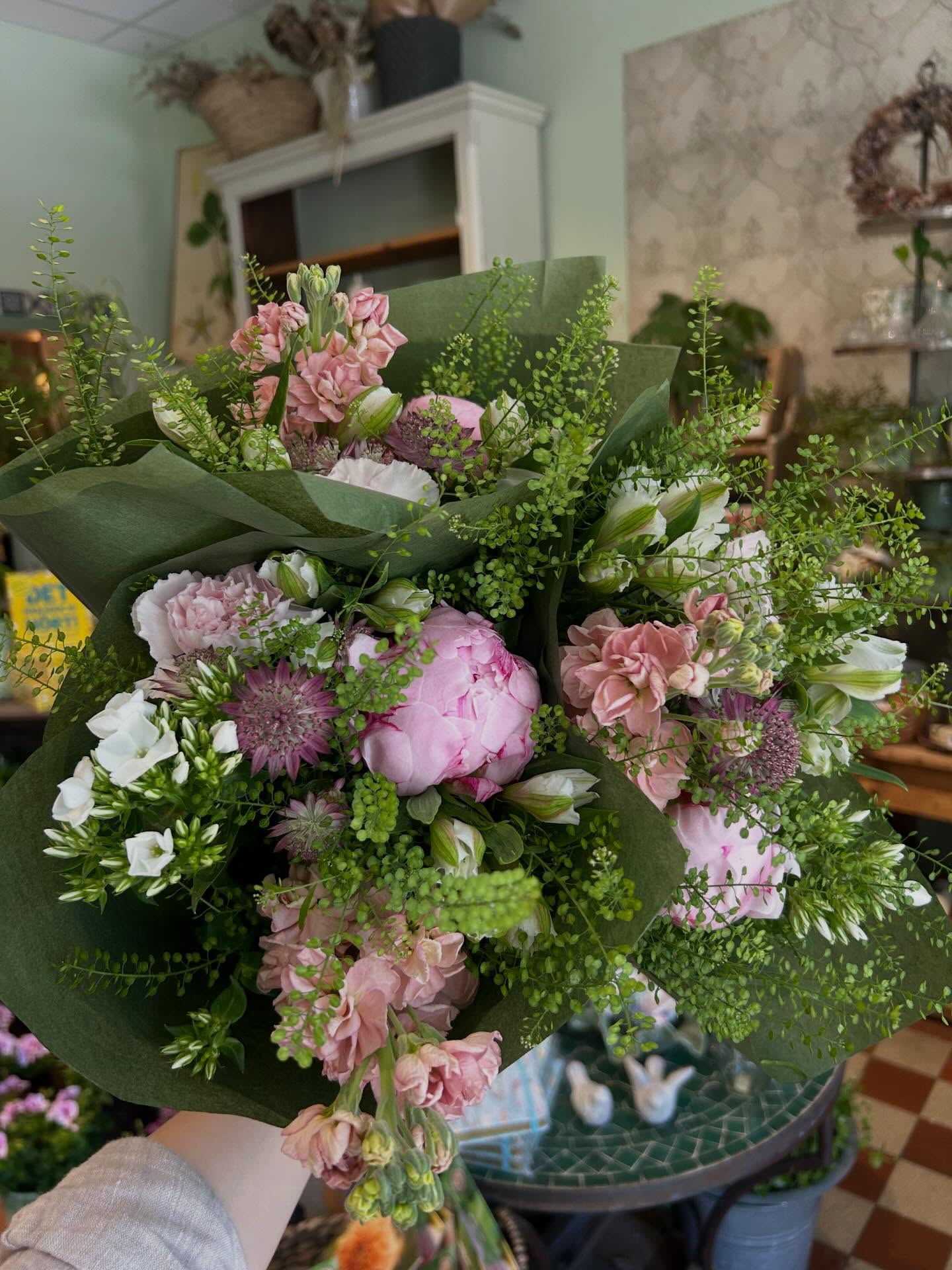 Vi har laddat upp med massa fint inför helgen! 🌸☀️
Massa härliga nyheter i butiken- krukor, trädgårdsprylar, spel och massa annat härligt!
Öppet som vanligt lördag och söndag!
Varmt välkommen 💗