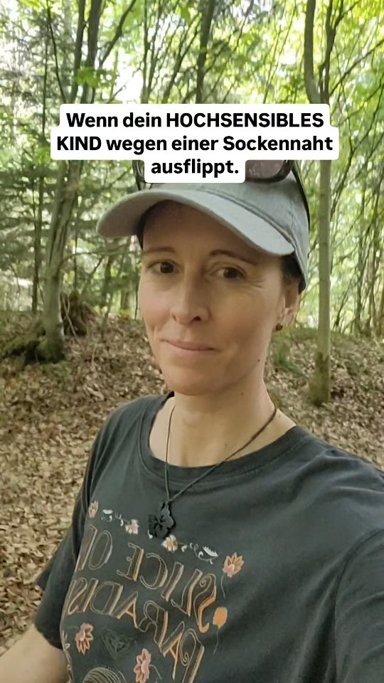 Wenn dein sensibles Kind einen Wutausbruch wegen einer Sockennaht hat, steckt folgendes dahinter:
➡️ Dein sensitives Kind hat feinere Sinne und spürt grundsätzlich mehr.
➡️ Dein sensibles Kind ist schneller überreizt. In der Überreizung können auch kleine Dinge zur Überforderung führen.
🚫 Sag also bitte nicht: Das kann nicht sein! Sondern nimm die Empfindungen deines hochsensitiven Kindes ernst. Es muss spüren, dass seine Gefühle nicht falsch sind.
✅️ Zeige Verständnis und sorge zuerst für Entspannung oder lenke dein Kind ab. Suche dann mit deinem hochsensiblen Kind eine Lösung: andere Socken, Socken verkehrt herum tragen, usw.
➡️Speichere dir dieses Video ab, damit du es im Notfall zur Hand hast.
➡️Folge mir für mehr Wissen und Tools zum Umgang mit hochsensiblen Kindern.
Deine Jacky 🦋
