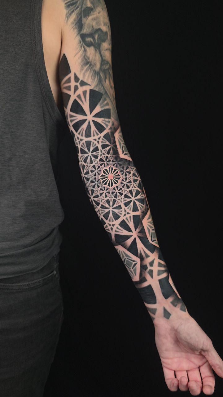 Opaque grays geometric patterns tattoo arm sleeve, some healing in progress and some fresh. Realism part on the upper arm not mine.
Done at @futureink.co
Geometric tattoos Oakland California bay area
.
.
.
.
.
#bayareatattoo #californiatattoo #geometrictattoo #sacredgeometrytattoo #sftattoo