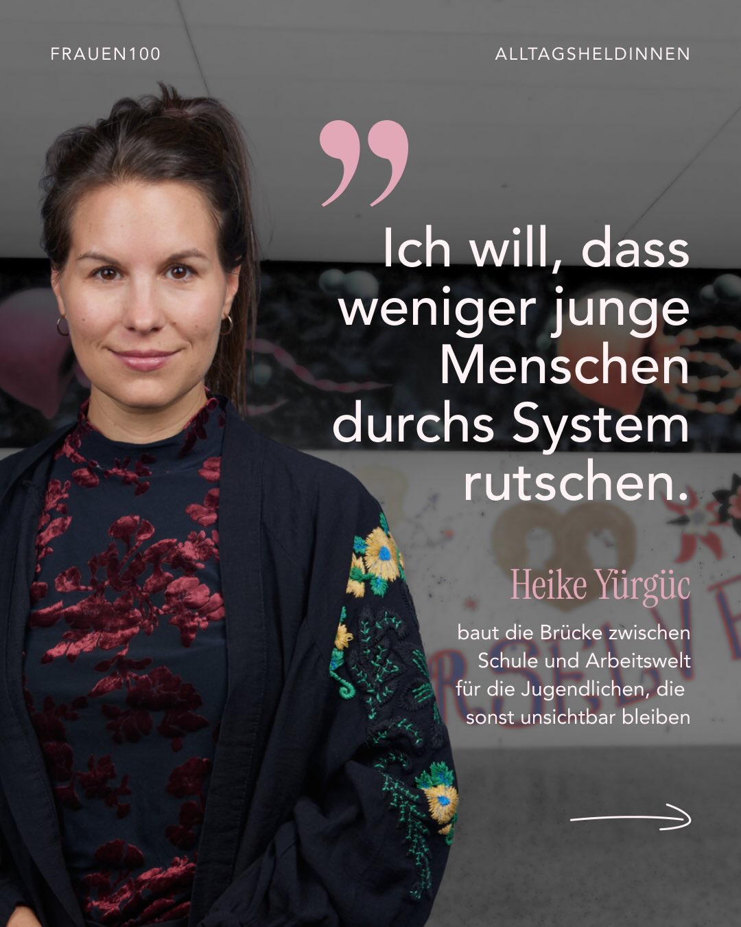 Heike Yürgüc baut täglich etwas, das bleibt — Brücken zwischen Schule und Arbeitswelt, für Jugendliche, die sonst unsichtbar würden.
Ihren Weg dorthin hat sie bei @teachfirstdeutschland begonnen: Als Fellow arbeitete sie zwei Jahre direkt an einer Berliner Brennpunktschule — als zusätzliche Kraft im Klassenzimmer, als Vertrauensperson, als jemand, der zwischen Schule und dem Leben danach vermittelt. Heute leitet sie bei der IHK Berlin den Bereich Berufsorientierung & Schulkooperationen und baut das weiter aus, was sie damals als dringend notwendig erkannt hat.
Heike ist unsere erste Alltagsheldin.
Mit diesem neuen Format stellen wir Frauen vor, deren Arbeit das Fundament trägt, auf dem andere stehen — und die trotzdem selten gesehen werden. Frauen, die nicht laut sind, aber unverzichtbar. Die strukturelle Ungleichheit abfedern, anpacken wo andere wegsehen, und Verantwortung übernehmen — oft ohne Anerkennung, manchmal ohne ausreichend Ressourcen.
Das wollen wir ändern. Den Anfang macht Heike. Ihr vollständiges Portrait jetzt im Journal — Link in Bio.
Und es soll weitergehen, deswegen sag uns in den Kommentaren: Wer sind Deine Alltagsheldinnen?
#frauen100 #femaleempowerment #rolemodels