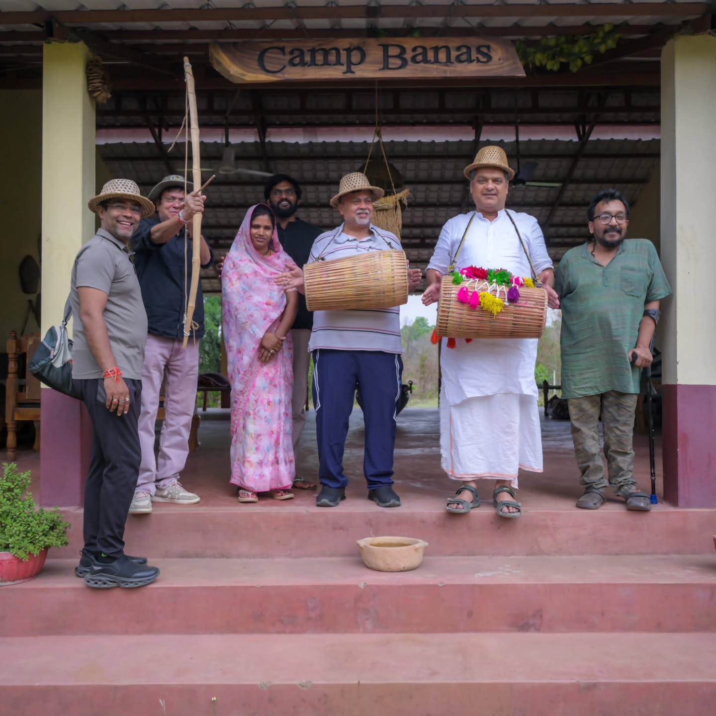 प्रो. विजय नाथ मिश्रा—वाराणसी के प्रसिद्ध न्यूरोलॉजिस्ट, शोधकर्ता एवं सांस्कृतिक चिंतक—स्वामी कृष्ण कांत जी, अंतरराष्ट्रीय ख्याति प्राप्त वेदांत वक्ता एवं शिक्षक, सुप्रसिद्ध हिंदी लेखक, स्तंभकार और पर्यावरण चिंतक यातिंद्र नाथ चतुर्वेदी, तथा आईएमएस बीएचयू के जेरियाट्रिक मेडिसिन विभाग के डॉ. शैलेश तिवारी के साथ Camp Banas पहुँचे।
यहाँ उन्होंने एकांत में समय बिताया, आसपास के गाँवों के जीवन, मनोहारी वन और निर्मल नदी की शांति को अनुभव किया और उससे गहराई से प्रभावित हुए। बाद में उन्होंने हथवार गाँव स्थित तुलसी मानस मंदिर में दर्शन पूजन किया।
इसी शांत और आत्मिक वातावरण में एक महत्वपूर्ण संकल्प जन्मा—रामचरितमानस से प्रेरित एक भव्य ‘राम विवाह महोत्सव’ के आयोजन का। इसे विशाल स्तर पर आयोजित करने की परिकल्पना है, जिसमें देश-विदेश से कलाकार, प्रस्तुतकर्ता और दर्शक सम्मिलित होकर हमारी परंपरा, संस्कृति और सामूहिक चेतना का उत्सव मनाएँगे।
यह आयोजन न केवल हथवार, बल्कि संजय दुबरी टाइगर रिज़र्व के पूरे क्षेत्र के लिए एक नई दिशा तय कर सकता है। इससे स्थानीय लोगों के लिए रोजगार के नए अवसर उत्पन्न होंगे—जैसे शिल्पकार, कलाकार, होमस्टे, परिवहन और खाद्य सेवाएँ—जिससे स्थानीय अर्थव्यवस्था सशक्त होगी और क्षेत्र में सतत एवं दीर्घकालिक पर्यटन विकास को बढ़ावा मिलेगा।
Prof. Vijay Nath Mishra—neurologist, researcher, and cultural philanthropist from Varanasi—joined Swami Krishna Kant Ji, internationally acclaimed Vedanta speaker and teacher, along with Yatindra Nath Chaturvedi. Renowned Hindi writer, columnist, and environmental reformist and Dr. Shailesh Tiwari of Geriatric Medicine, IMS BHU.
Together they visited Camp Banas to spent time in solitude, they explore the local village life, picturesque forest and pristine river of the region and get mesmerized. Later they also offered tributes at the Tulsi Manas Mandir in Hathwar village.
From this serene gathering emerged a powerful vision — to organize a grand Ram Vivah Mahotsav, inspired by the Ramcharitmanas. Envisioned at a large scale, the event aims to bring together artists, performers, and visitors from across the world, celebrating tradition, culture, and collective spirit.
@ghatwalker_of_kashi @yatindranathchaturvedi @shaileshtiwari0705