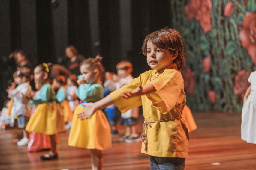 Sorrisos, emoção e apresentações encantadoras marcaram o Dia das Mães no Colégio Vivenciar. 💛
Nossos pequenos deram um verdadeiro show de carinho em cada música, dança e homenagem preparada com tanto amor para esse momento especial.
Foi um momento cheia de afeto e memórias especiais, agradecemos a presença de todos!