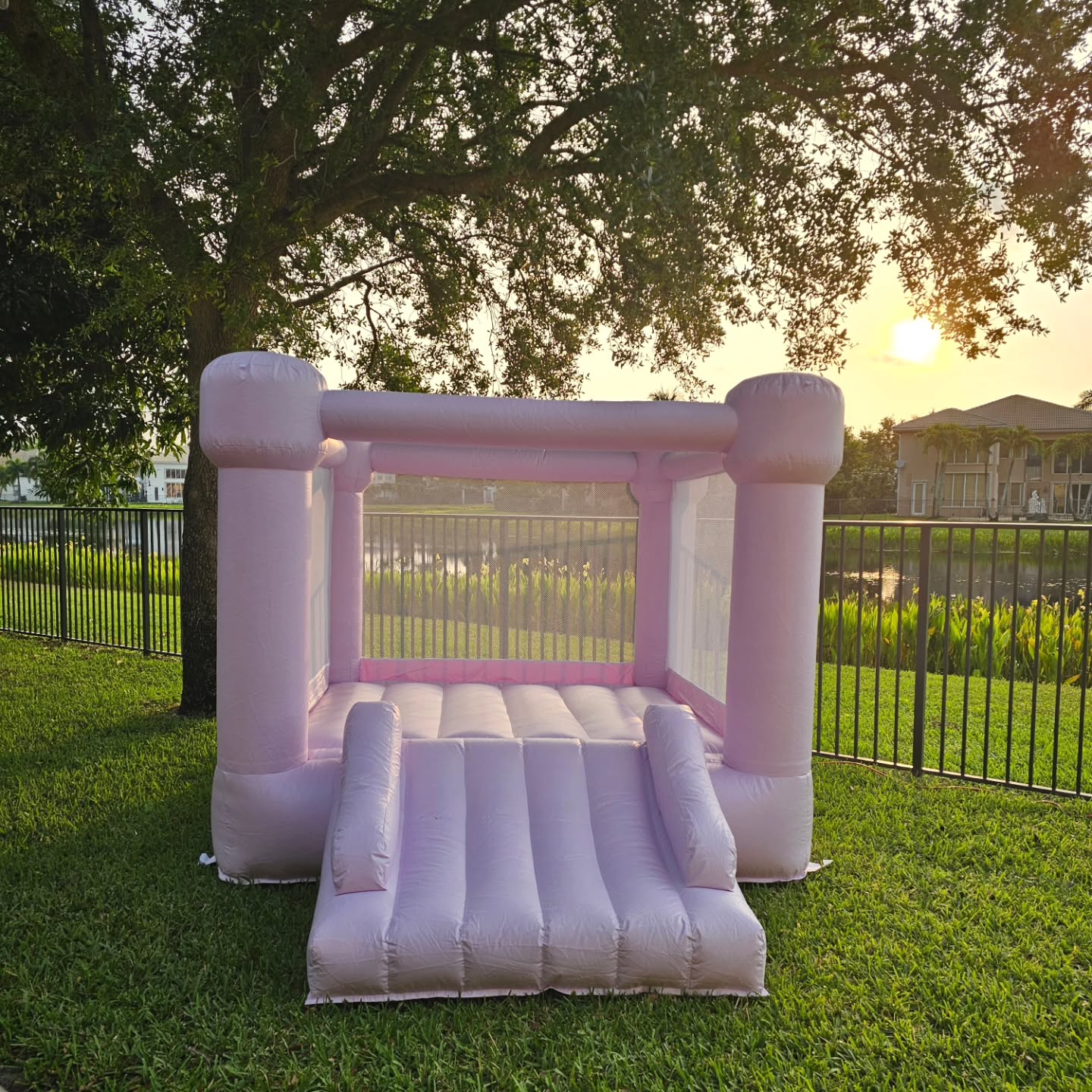 Up before the sun, creating something special 💖
#minililac #minibouncehouse