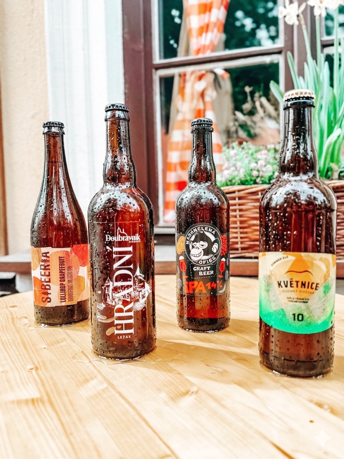 🍻 DNESKA JE TO NA ČEPU (A V LEDNICI) NABITÉ!
Venku je krásně, tak jsme pro vás nachystali sestavu, která nenechá nikoho na suchu. Od klasických ležáků až po voňavé speciály – máme všechno!
🍺 NA ČEPU (ZÁKLADNA)
• 10° Kamenice – Lehká, osvěžující, prostě ideální start.
• 11° Náš Jantar – Naše srdcovka s krásnou barvou a plnější chutí.
• 12° Naše dvanáctka – Poctivá klasika pro ty, co vědí, co chtějí.
🔥 SPECIÁLY OD @pivovarmazak
Z Dolních Bojanovic k nám dorazily tyhle dvě pecky:
• Czech Pale Ale 13° – Svrchně kvašený silák, ve kterém hrají prim české chmely Agnus, Saturn a Juno.
• Mistral 14° (Modern IPA) – Světlé, silné pivo s pořádným řízem a chmelovým aroma (Mistral & Columbus). Tohle musíte zkusit!
🍾 LÁHVOVÁ GALERIE (LIMITKY)
Pokud si chcete odnést kousek řemesla domů (nebo si dát něco fakt extra u nás), v lednici na vás čekají:
• 🍓 Sibeeria: Lollipop Grapefruit – Šťavnatá, ovocem nabitá IPA.
• 🏰 Doubravník: Hradní Ležák – Tradiční chuť z malého pivovaru.
• 🐒 Nachmelená Opice: IPA 14% – Legenda mezi českými ejly, která nikdy nezklame.
• ☀️ Květnice: Summer Ale 10 – Lehké letní pití, co má styl.
Kterým začnete? Stavte se, dokud jsou sudy plné a lednice vychlazené! 🧊🍺
