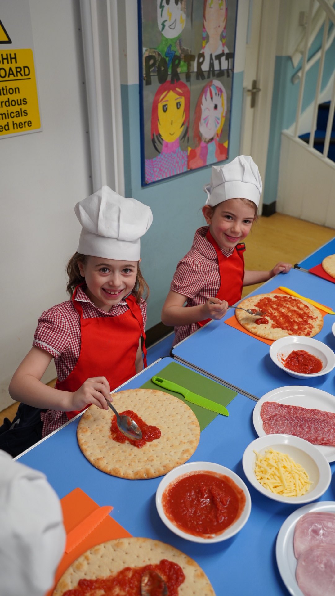 Last Friday in our maths lesson we explored wholes, halves and quarters 🍕
To make learning even more fun, we created our very own pizzas! A hands-on way to understand fractions while getting creative 🎨
Learning + fun = the perfect recipe 👏