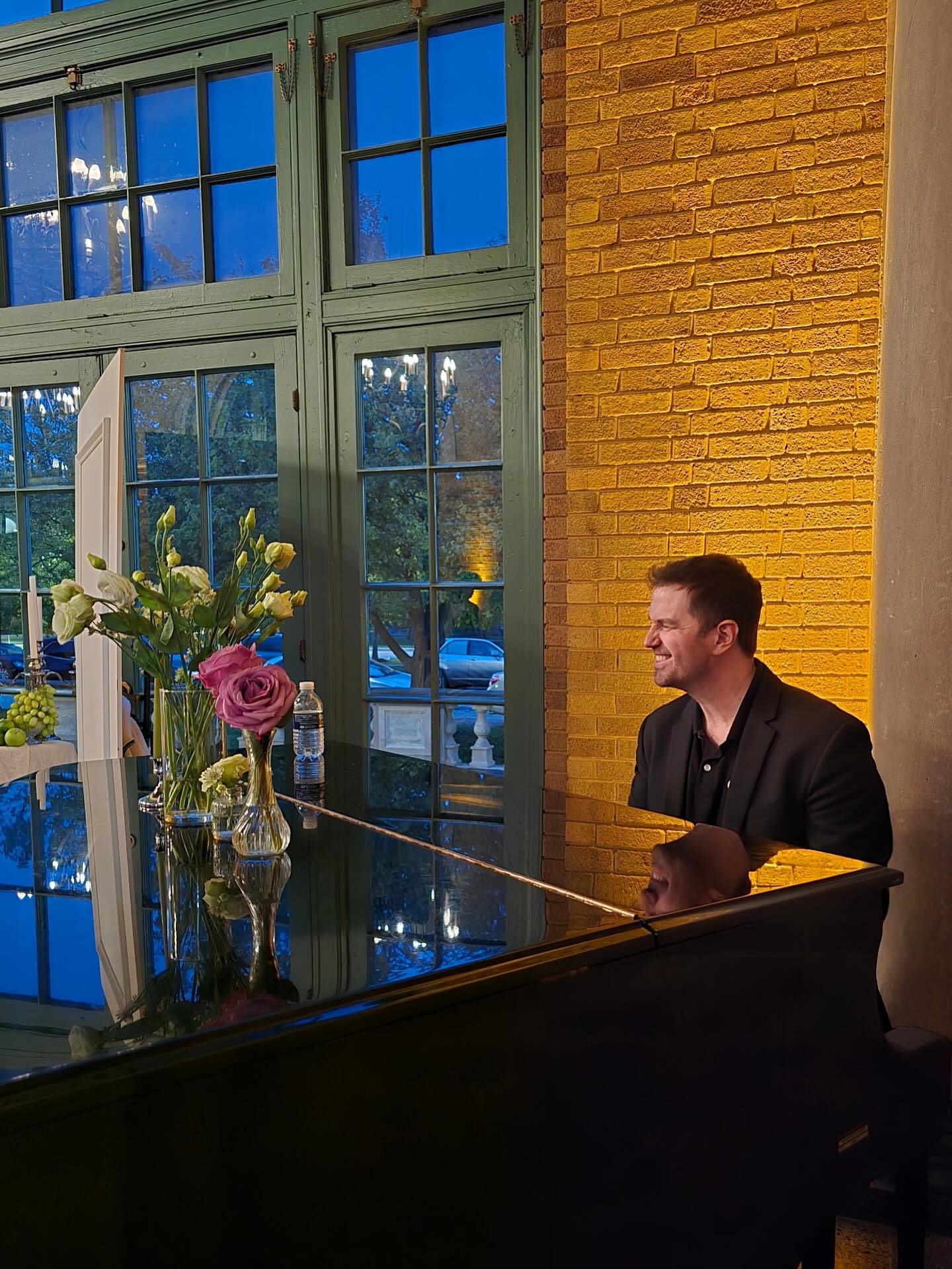 Youβll catch me smiling ear to ear when I get a chance to sit at a grand piano and share for the room. So delighted the venue gave me the chance to perform at their showcase. Thanks to my dear vendor friends for capturing the moments! ππΆ