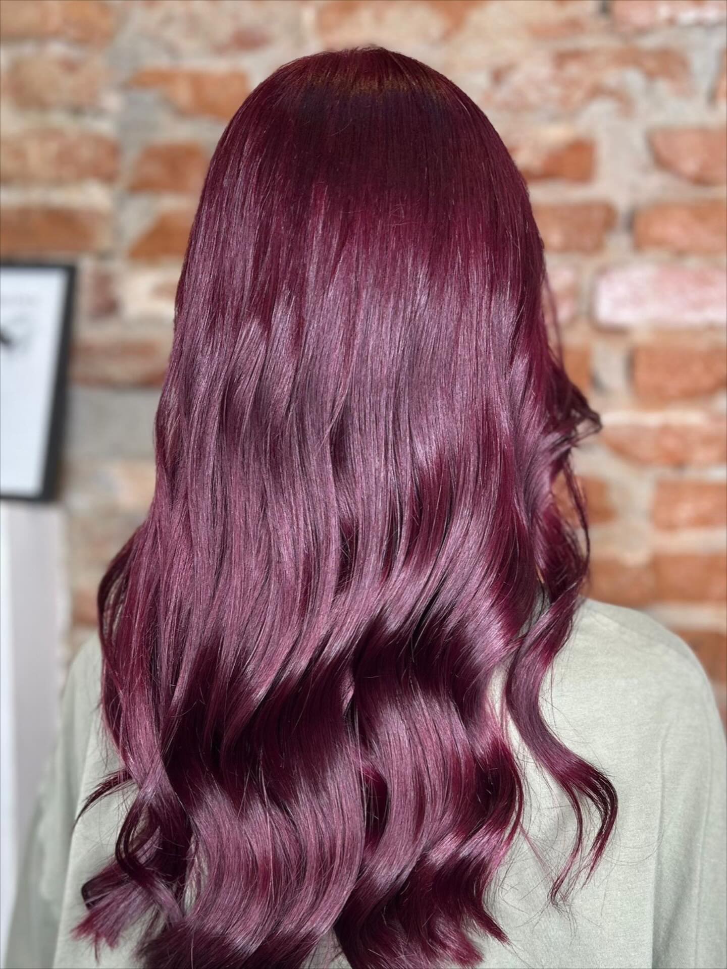 AVANT · APRÈS ✨
Un reflet bordeaux-violet profond sur cheveux longs — riche, brillant, et franchement difficile à ignorer.
C’est le genre de couleur qui change tout.
Rdv sur Planity 🍇 refletbordeaux couleurviolette avantapres coiffure Toulouse latelierdemaud