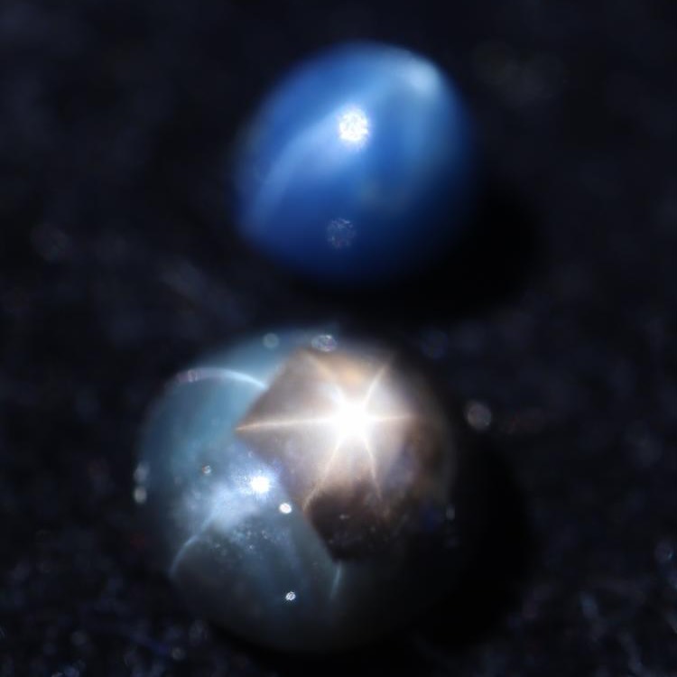 Découvrez notre sélection de cabochons et cabochons étoilés, où la nature révèle toute sa fascinante complexité.
Grand admirateur de ces pierres uniques, nous avons pris le temps de vous proposer une belle sélection.
Elles sont désormais disponibles sur la boutique en ligne.
#starsapphire #saphirdauvergne #frenchsapphire #cabochon #saphirétoilé