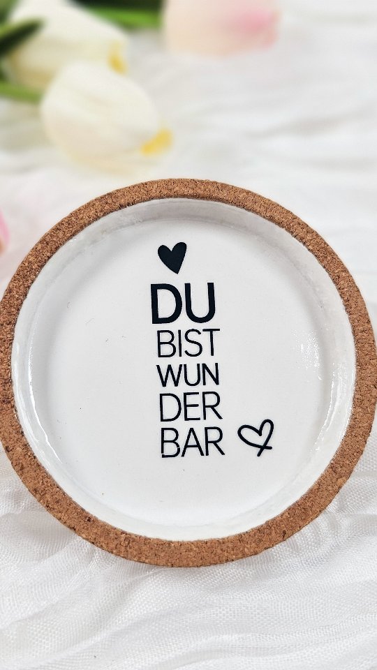Einen schönen #Muttertag 💐 wünsche ich Euch.
Bin heute selbst bischchen emotional...unfassbar das ich bald Mutter von 5 Kindern bin 🤯🥰.
Unsere jüngste hat uns heute mal ausschlafen lassen 👌 und der große Bruder hat das Frühstück gemacht mit leckerem Omlett 😋 und es gab Blumen, Süßes und eine sooo niedlich geschriebene Karte für mich 🥰❤️
Bei meiner Mutter waren wir auch schon, sie hat die Untersetzer aus dem Reel bekommen, hübsch verpackt mit befüllten Kaffeetassen...daher kann ich sie jetzt zeigen 😉.
Ich muss sagen ich bin ganz begeistert von dem Ergebnis und werde garantiert noch ein paar mehr machen 😍👍
@nina.und.das.landleben_ hat mit ihrer Idee Untersetzer mit Gießpulver auszugießen und mit Servietten zu verzieren ja schon viele hier auf IG zum nachmachen inspiriert und ich musste es jetzt unbedingt auch mal testen - denn diese Untersetzer stehen schon seit Jahren unbenutzt im Schrank weil sie sich einfach nicht gut reinigen lassen und dann schnell unschön und fleckig aussehen.
Dafür hab ich jetzt eine Lösung gefunden die nicht nur toll aussieht sondern sich auch super einfach personalisieren lässt. Ich habe statt Servietten nämlich Rub-On Motive und Texte verwendet (Stempel gehen auch 👍).
#ikeahack #selbermachen #muttertaggeschenk #DIYMitLiebe