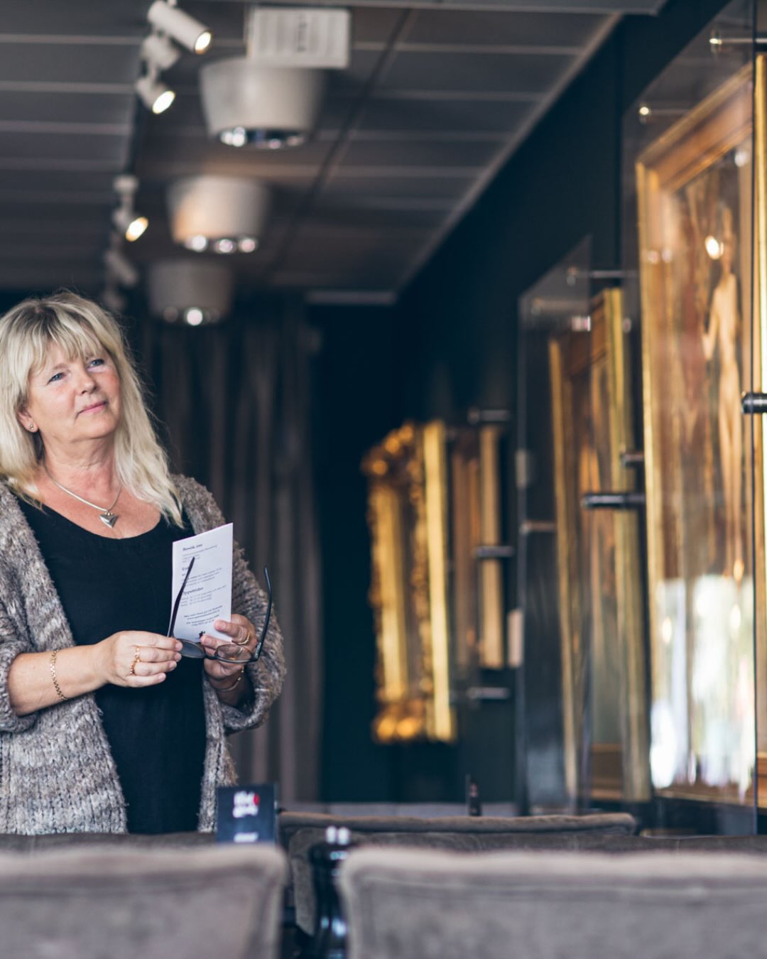 Följ med bakom konstverken! 🎨
Med vår guidade Art Walk får du upptäcka historierna, människorna och inspirationen bakom några av Sveriges mest uppskattade konstnärer – Anders Zorn, Carl Larsson, Bruno Liljefors med flera. Våra kunniga guider tar med dig på en fascinerande resa genom konst, historia och kreativitet. En unik upplevelse för dig som vill se konsten med nya ögon 🖼️
Tidsåtgång: ca 30 till 60 min
Boka genom att kontakta oss:
+46 0511 31 00 00
info.konst@julahotell.se