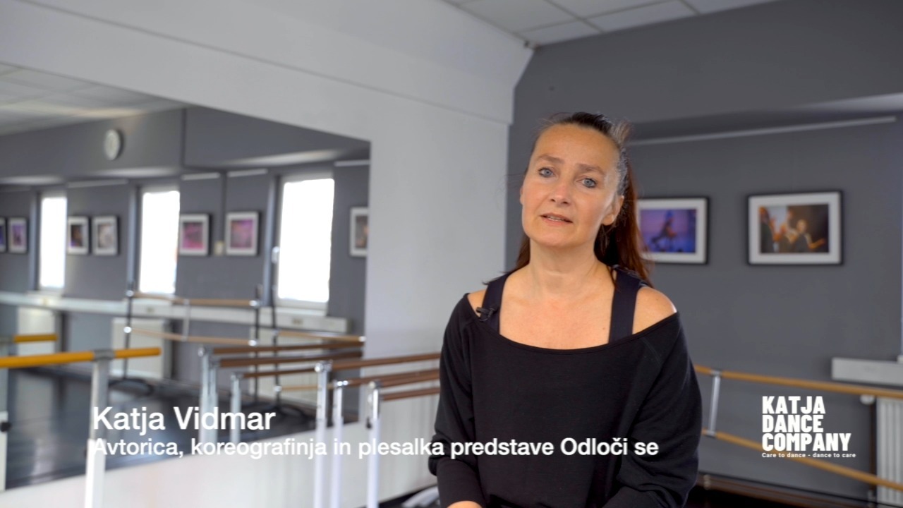 Katja Dance Company in DanceArt.si v sodelovanju z Zavodom Republike Slovenije za presaditve organov in tkiv Slovenija-transplant predstavljata novo dobrodelno multimedijsko gledališko-plesno predstavo ODLOČI SE – umetniški projekt, ki odpira eno najpomembnejših tem sodobne družbe: pogovor in odločitev za darovanje organov in tkiv po smrti.
Premiera bo 22. maja 2026 ob 20. uri v Centru kulture Španski borci v Ljubljani.
Predstava pod umetniškim vodstvom koreografov Katje Vidmar in Mitje Popovskega, v produkciji Alberta Podrekarja ter pod častnim pokroviteljstvom gospe Vlaste Nussdorfer, skozi sodobni ples, glasbo in vizualno pripoved raziskuje trenutke, ko se človek znajde pred vprašanji o minljivosti, izgubi, sočutju, solidarnosti in moči darovanja življenja.
Plešejo: Ajda Šterbenc, Ana Mužič, Eva Bebar, Eva Bitežnik, Hana Štraus, Maša Štefanič, Sara Brčvak, Sofija Safronova, Tia Uršič Popovski, Zarja Kopriva, Katja Vidmar
Izbor glasbe: Katja Vidmar, Albert Podrekar
Vezno besedilo, koreografija, scenografija in režija: Katja Vidmar
Sokoreograf: Mitja Popovski
Video projekcija, zvok, oblikovanje luči in produkcija: Albert Podrekar
Kamera: Luka Bruketa
Častna pokroviteljica: Vlasta Nussdorfer
#danceperformance #danceshow #transplant