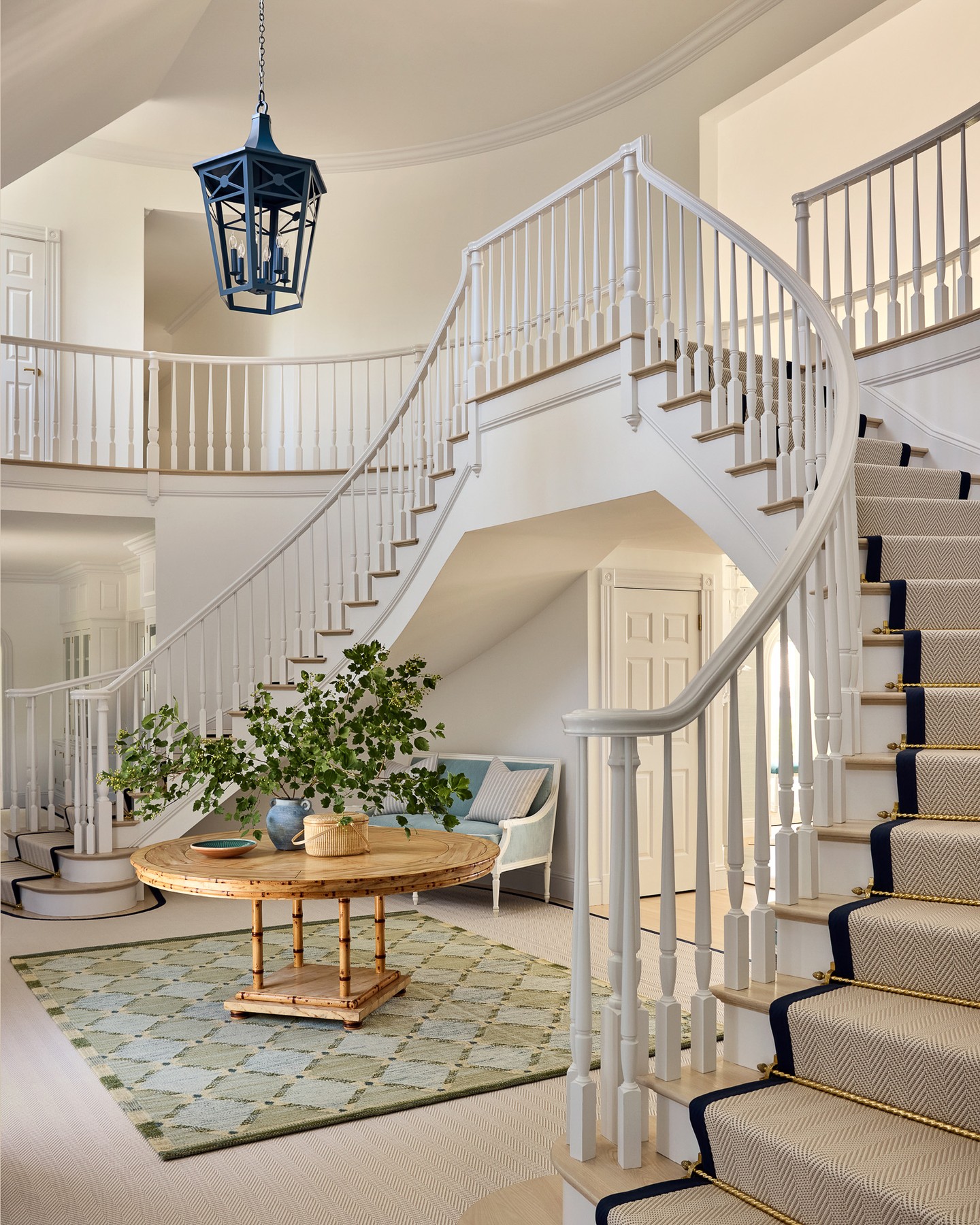 Every curve, tread, and spindle in this entry sequence was crafted to feel effortless — but the precision behind it is anything but. From the sweeping custom staircase to the finely detailed millwork and hand-finished rail profiles, this Cape Associates build showcases the level of architectural craftsmanship that transforms a foyer into a statement. Timeless proportions, seamless transitions, and impeccable detailing at every turn.
As featured in @housebeautiful
Designer: @arielokin
Photography by: @donnadotan
#CapeAssociates #ArchitecturalMillwork #CustomStaircase #LuxuryHomes #FineCraftsmanship #Housebeautiful #InteriorArchitecture #CustomMillwork #NewEnglandDesign #BespokeHomes #ArchitecturalDetails