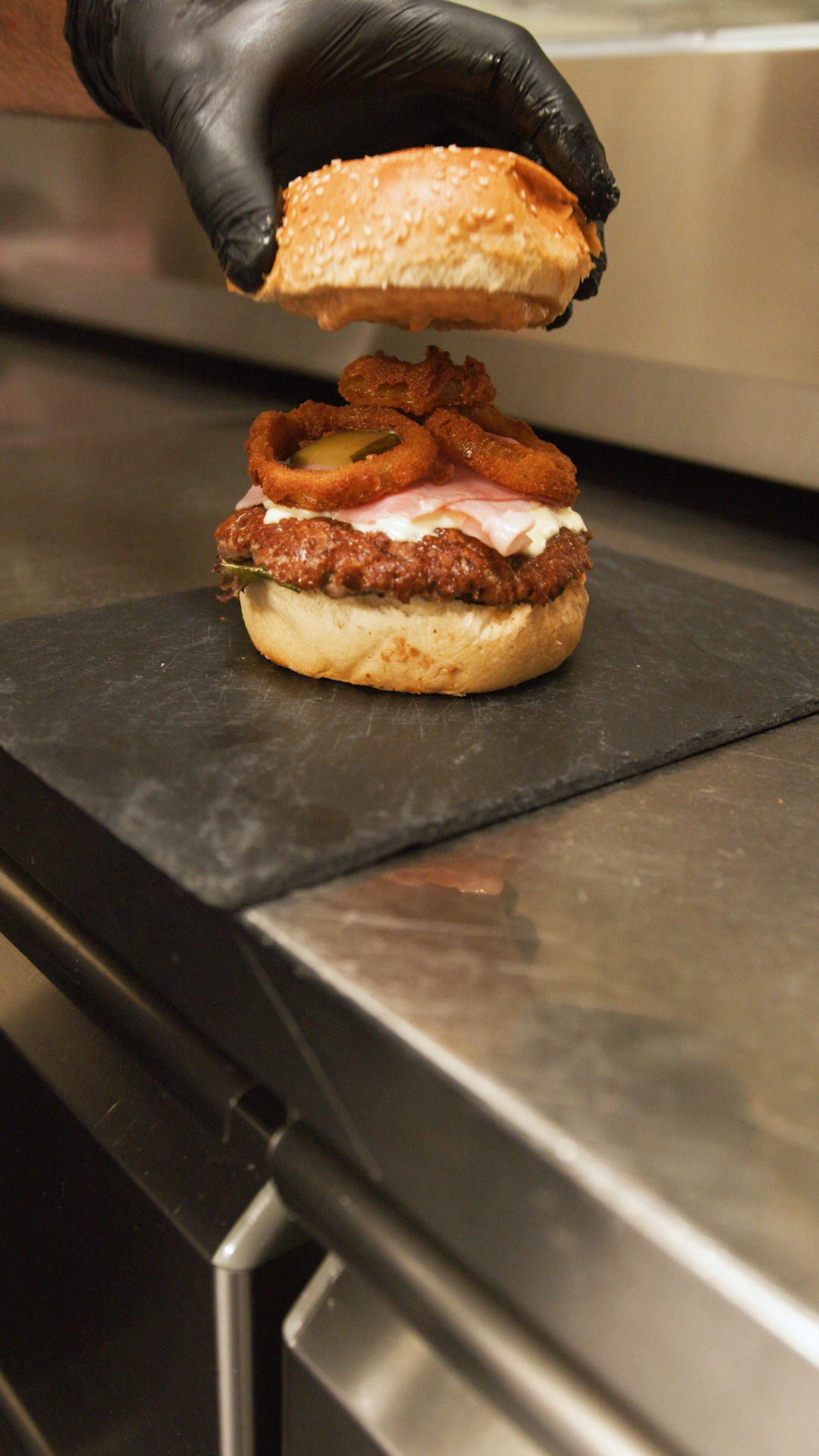 🍔😮💨 Dieser Monatsburger hat einfach alles.
Saftiges Rindfleisch, knusprige Zwiebelringe, geschmolzener Käse und eine würzige Knoblauchsauce mit leichtem Kick. 🔥
Nur im Mai im NewYorkCafe – komm vorbei & probier ihn selbst. 👀
#NewYorkCafe #ReinachEats #reinach #basel #restaurantbasel #burgerbasel #americandiner #schweiz