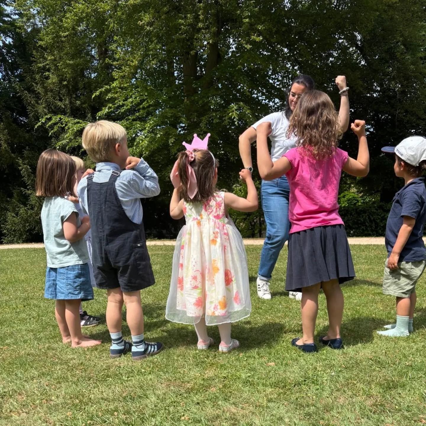 Aujourd'hui, la princesse Apolline a fêté ses 4 ans, avec ses amis, au parc du tennis club des Eaux-Vives. Les enfants ont pu danser, s'amuser, faire une chasse aux trésors et un bricolage.💞
#caose #anniversaireprincesse #anniversairegeneve #anniversaireenfant #ideeanniversaireenfant