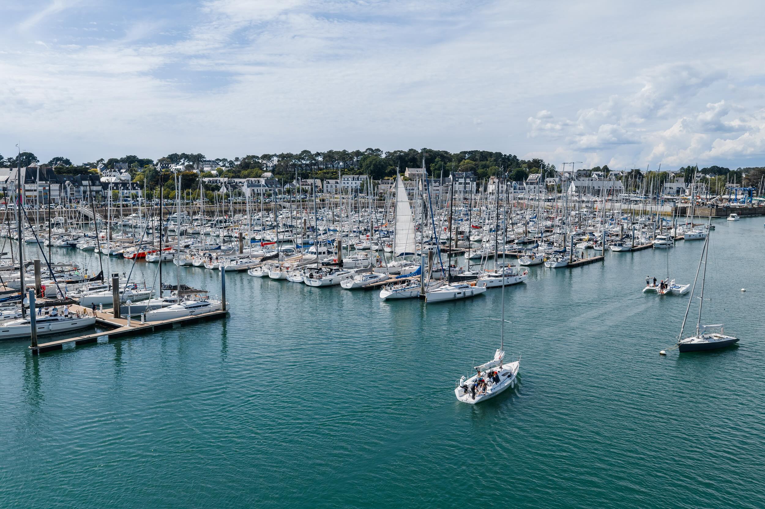 Premier jour de village ⚓️
Les skippers se préparent, l’ambiance monte et le village commence à s’animer 🤩
Rendez-vous demain à 10h pour le départ ⛵️🔥
📸 @mathieurivrin_photographies & @remilemenicierphotographies
