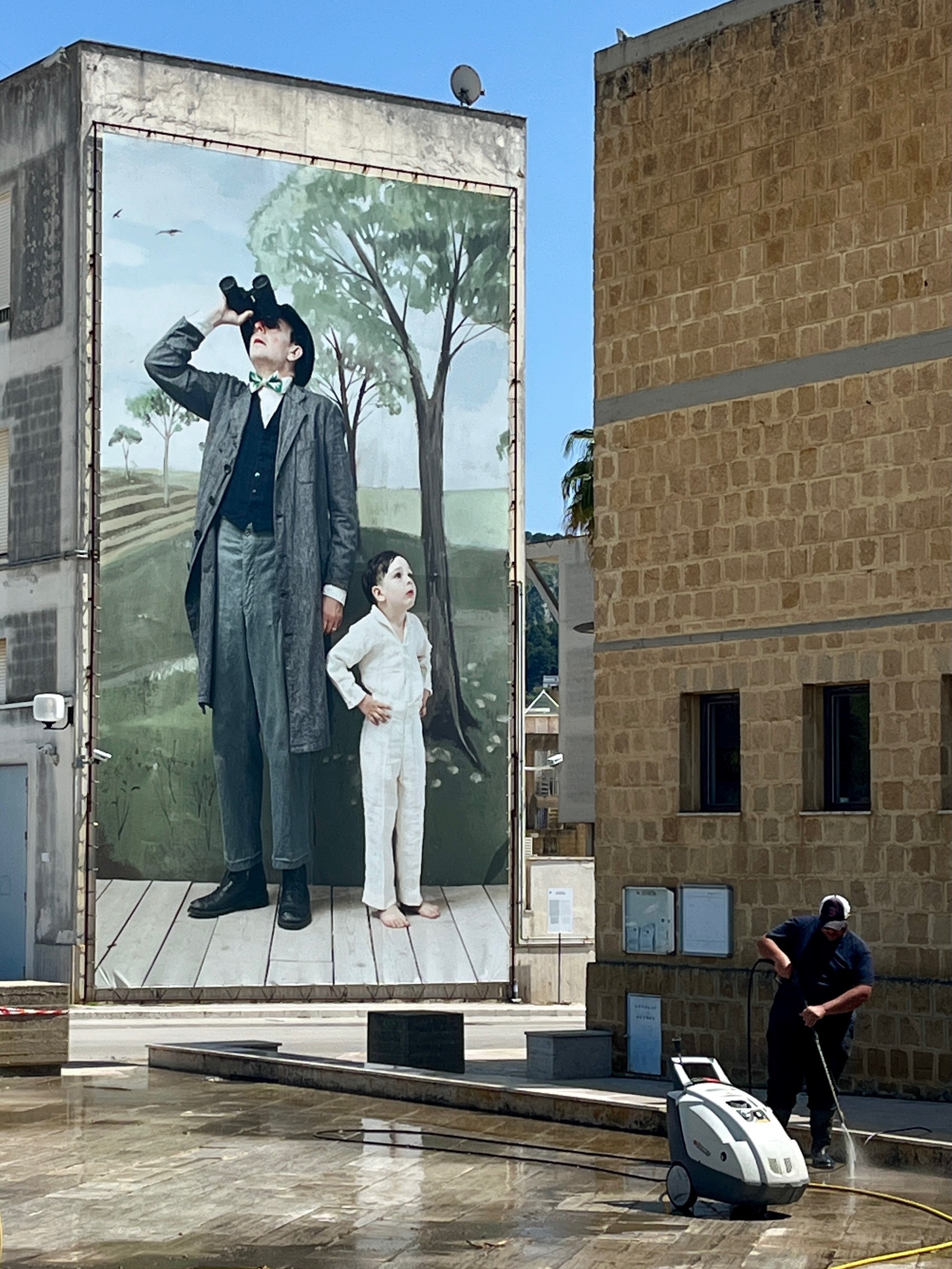 Einer der ungewöhnlichsten Orte auf Sizilien ist die Stadt Gibellina Nuova.
Die Geschichte dahinter ist tragisch: Die alte Stadt Gibellina wurde 1968 von einem schweren Erdbeben zerstört.
Einige Kilometer weiter entstand dann die neue Stadt Gibellina Nuova - am Reißbrett geplant, wie viele andere Städte Siziliens nach den Erdbeben.
Bei meinen ersten Besuchen erschien mir Gibellina Nuova noch trostlos, fast gespensterhaft. Inzwischen finde ich die Stadt faszinierend. Sie ist ein echtes Highlight für Ausflüge und Fotografie. Jedoch empfehle ich unbedingt, sich vorab über die Geschichte und die vielen Kunstwerke der namhaften Künstler zu informieren, um den Spirit der Stadt zu erfassen.
Der Grundriss Gibellinas erinnert an einen Schmetterling, die Kunstwerke und die Architektur sind modern und wirken ein bisschen wie aus einer anderen Welt.
Gibellina ist mit dem Titel „Kultur‑ und Kunststadt 2026“ ausgezeichnet und gilt als die Stadt mit der größten Dichte an zeitgenössischer Kunst auf Sizilien.
Besonders hervorzuheben ist die „Fondazione Orestiadi“, ein Museum, in dem sich Kunst, Architektur und Erinnerungskultur auf eindrucksvolle Weise begegnen.
Ein Ausflug nach Gibellina Nuova lohnt sich für alle, die Sizilien abseits von Klischees entdecken und fotografieren wollen.
#gibellina #contemporaryartgallery #siciliabedda #sizilien #zugast