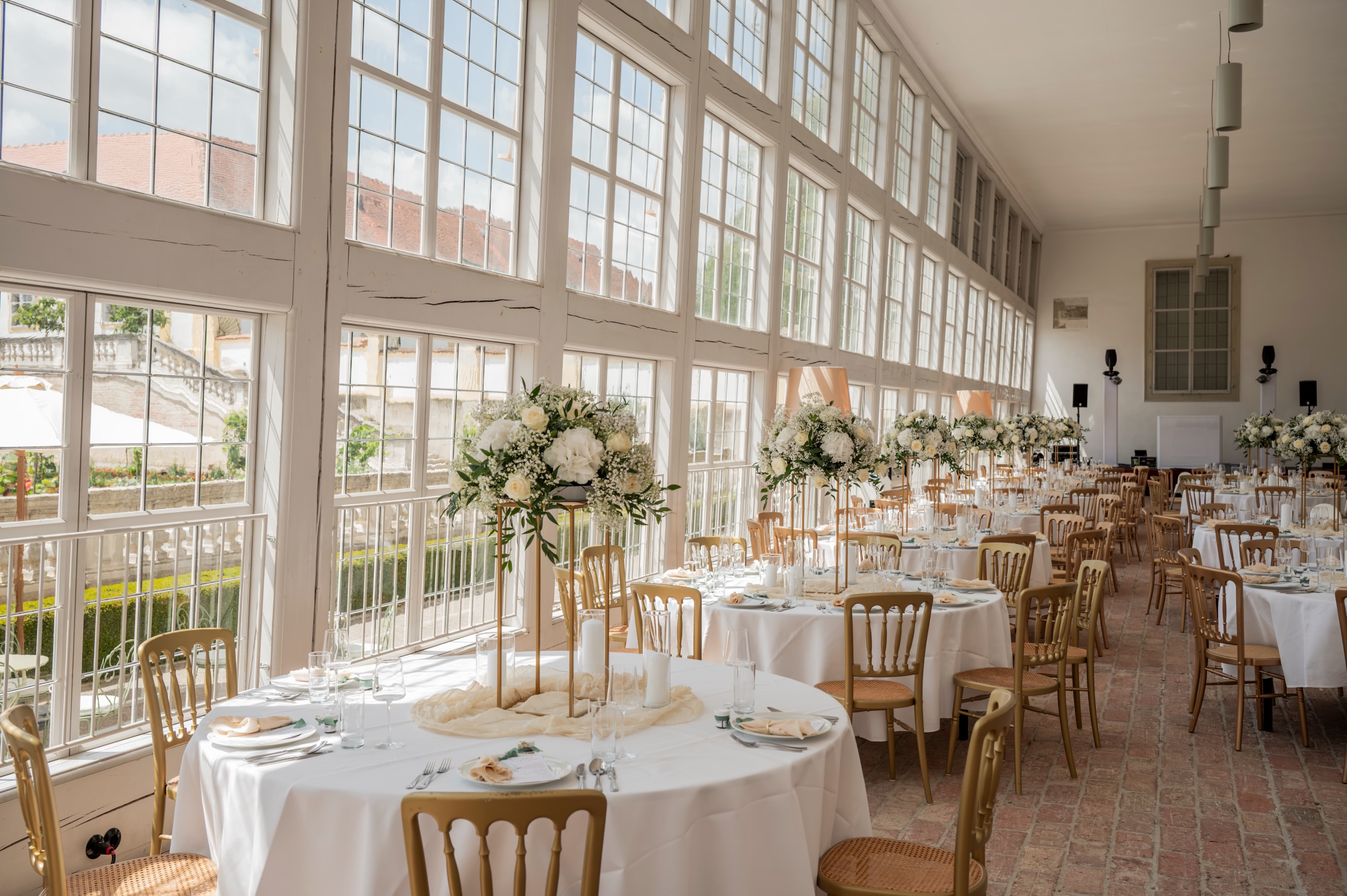 Für diese Hochzeit in der Orangerie in @schloss_hof haben wir uns auf Grund der Raumhöhe für hohe üppige Gestecke entschieden. Das besondere Highlight davon waren die Glaskugeln mit den Teelichtern, die daran befestigt waren.
Foto @artwedding.eu
#weddingplanner #weddingdaycoordinator #tagesbetreuung #hochzeitsplanerinwien #weddingplanneraustria