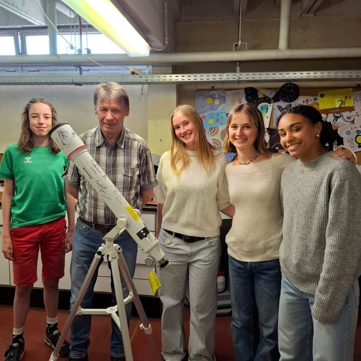 Van EAC Keulen naar de sterren ✨🔭
Verbinding creëren met wetenschap? Dat kunnen deze leerlingen. Daarom mochten ze dankzij het project Sterren Schitteren Voor Iedereen (SSVI) aan de UGent de telescoop afhalen die ze wonnen met hun project.
De uitdaging? Een initiatief uitwerken waarin wetenschap mensen samenbrengt. Onze leerlingen bedachten een project waarin deze telescoop méér wordt dan een instrument om naar de sterren te kijken: ze wordt een manier om verwondering te delen en ontmoeting te creëren tussen mensen die elkaar anders misschien niet zo snel zouden ontmoeten. 🌍✨
En dat idee wordt binnenkort werkelijkheid: in samenwerking met Voluit vzw staan onze leerlingen eind juni op de camping van @rock.voor.specials om bezoekers een blik op de sterrenhemel te gunnen. ⭐
Trots op deze toppers en dankjewel aan SSVI voor het vertrouwen! @kijkerbouwvsrug @voluitvzw
#sterrenschitterenvooriedereen
