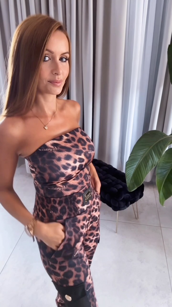Viele Outfits sehen schön aus.
Aber nur wenige haben wirklich Charakter.
Genau deshalb liebe ich Designs, die auffallen, ohne übertrieben zu wirken.
Besondere Schnitte. Hochwertige Stoffe.
24 Karat Gold-Details und Pieces, die deine Figur wirklich schön betonen.
Oft reichen schon zwei Teile…
und dein kompletter Auftritt verändert sich.
Feminin. Selbstbewusst. Besonders. ✨
#neglance
#premiumfashion
#femininefashion
#streetluxury
#luxuryoutfit
