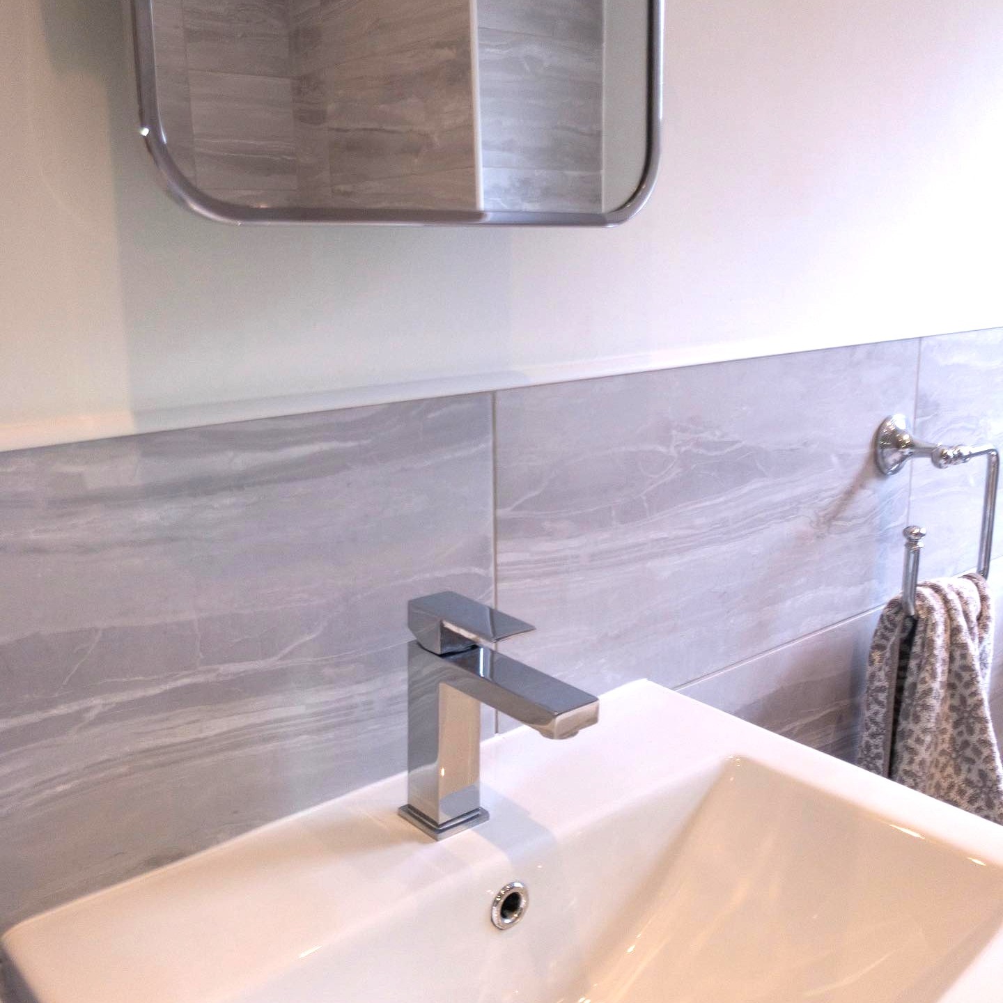 It's nearly the weekend 🤸🏻♂️ The only sinks I make sparkle on Saturday and Sunday are my own, so if you need a weekend clean - please ask someone else 😄 I am fully booked for regular cleans and my one-off slots go really fast too. Business is booming with wonderful people wanting their homes to sparkle! 🧽✨