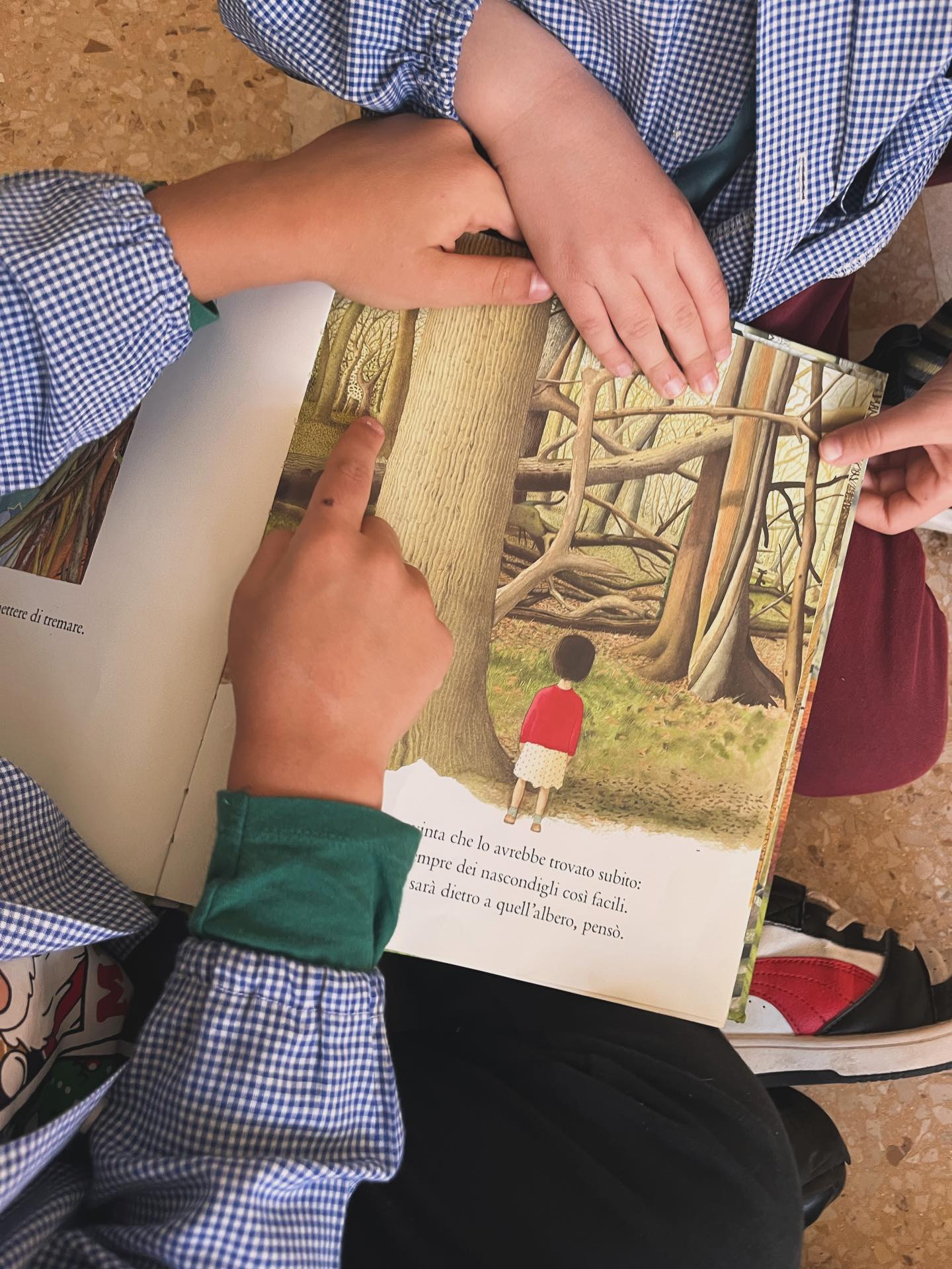 📚LETTUREANIMATE&PONTI📚
sono i due progetti che @silviegiul sta
portando avanti con grande gusto
in quattro classi di scuola primaria in questo anno scolastico.
📖LETTURE ANIMATE📖
Una classe prima e una classe seconda
una volta ogni due settimane
vivono un tempo immersivo
negli albi illustrati
che vengono messi loro a disposizione
selezionati secondo un filo rosso che li tiene insieme.
Si inizia con una poesia donata,
la lettura condivisa di qualche albo o una narrazione di fiaba
e il tempo prosegue con la lettura in solitaria o a coppie.
Infine, viene offerta una proposta evocativa per continuare a sostare nelle storie lette mediante la sperimentazione di altri linguaggi artistici che si propongono come nuovi attraversamenti.
📖PONTI📖
Una classe quarta e una classe quinta
si stanno incontrando una volta al mese e con la guida di @silviegiul condividono con i propri compagni, compagne e le insegnanti la lettura del libro di narrativa, ponte tra casa e scuola.
Durante la condivisione nel gruppo di lettura vengono messe in circolo citazioni, nuove illustrazioni, altre storie che anticipano o succedono la storia letta o da leggere come contaminazioni, a volte la parola passa anche a cortometraggi, brani musicali, esplorazioni in natura o a un fare con le mani.
Nell’ultima foto una lettura che per qualcuno è stata una rivelazione, un incontro potente con la letteratura.
Che commozione quando glielo si legge dagli occhi che quella storia non li abbandonerà facilmente e
che privilegio abbiamo nell’ accompagnarli….