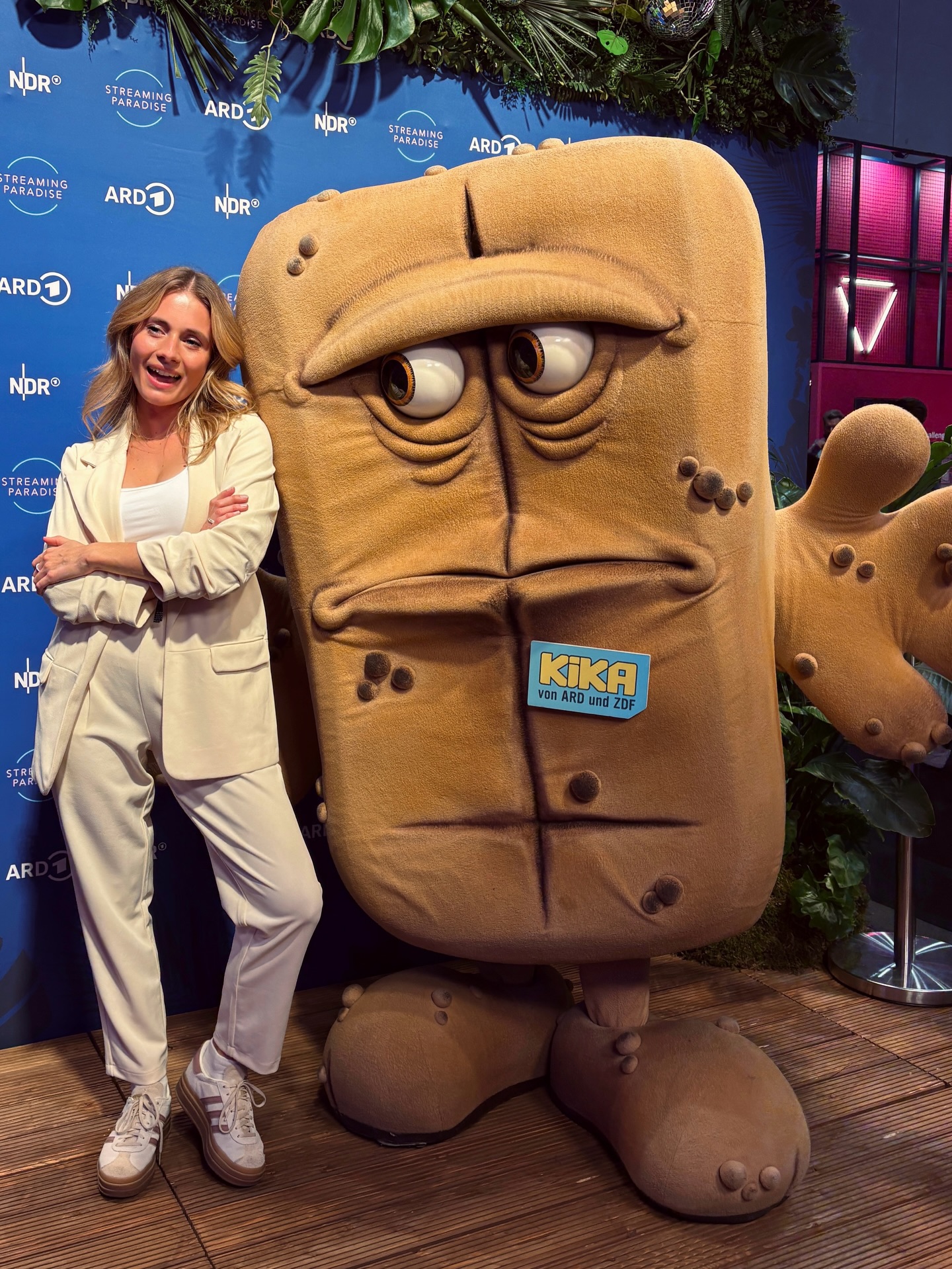 Networking mit den Kollegen - so wichtig. 🍞
Auf der OMR habe ich aber natürlich nicht nur meinen Kumpel Bernd getroffen, sondern ganz viele neue Kontakte geknüpft, alte Bekannte wiedergetroffen und unzählige gute Gespräche geführt. Das war richtig schön.
Vorher hatte ich ehrlich gesagt ein bisschen Sorge, dass meine social batteries diese zwei vollgepackten Tage nicht ganz unbeschadet überstehen - rückblickend haben mir all die Begegnungen und Eindrücke aber sogar Energie gegeben und ich fühle mich richtig beflügelt und motiviert. 🫶🏼
Vielen Dank an alle, die ich rund um die Messe (wieder-)treffen konnte, die zu meinen Auftritten gekommen sind oder mich spontan angesprochen haben. Ihr habt die #OMR26 für mich zu einem unvergesslichen Erlebnis mit viel GUTER LAUNE gemacht. 🥳