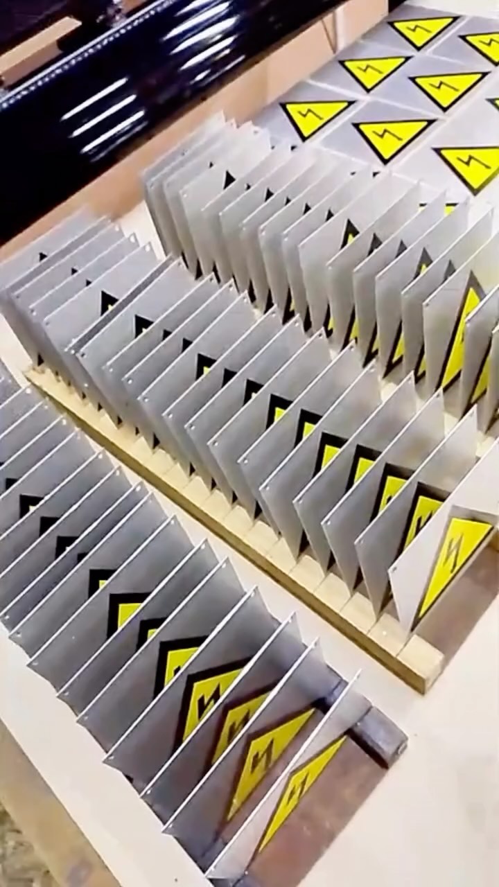 Más de 40 años haciendo lo que mejor sabemos: imprimir calidad sobre aluminio.
En CG Planograf combinamos experiencia, tecnología y precisión para crear señalética resistente, duradera y lista para cualquier entorno.
Cada chapa que sale de nuestro taller no es solo un producto, es trayectoria, detalle y compromiso en cada impresión.
📍 Señalética industrial, comercial y personalizada
📲 Consultanos y llevá tu proyecto al siguiente nivel
#Señaletica #ImpresionIndustrial #ChapasDeAluminio #IndustriaArgentina #Carteleria