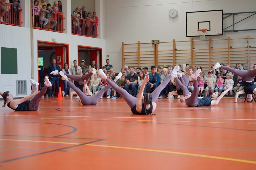 Alle Jahre wieder - das Showtraining vor heimischem Publikum findet grossen Anklang, ganz zur Freude aller Turner:innen. Anschliessend durfte ein gemütlicher Ausklang mit Familie, Freunden und Bekannten natürlich nicht fehlen. Das erste Kräftemessen für Team Aerobic, Barren und Schaukelringe steht in rund zwei Wochen, am @tannzapfe_cup, auf dem Programm. Etwas später, in rund einem Monat, sind wir am @appenzeller_kantonalturnfest am Start. Wir freuen uns auf die bevorstehende Saison - bis bald.
.
.
.
📸 Livia Zgraggen / Muriel Schuler
#tvschattdorf #mehralsturnen #turnenverbindet