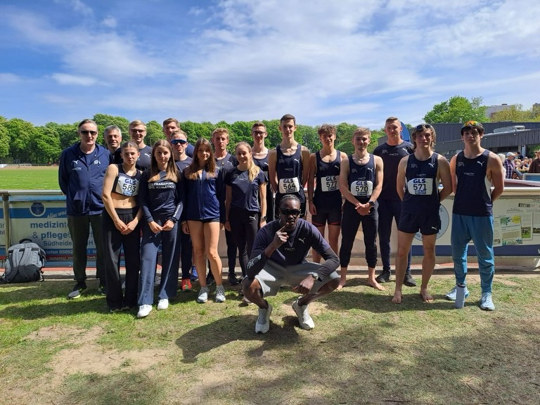 Am vergangenen Wochenende ging eine Vielzahl unserer Athleten bei den Deutschen Langstaffel-Meisterschaften in Celle an den Start 💪. Insgesamt 6️⃣ Staffeln bestehend aus 1️⃣6️⃣ Athleten liefen zu 5️⃣ Top 8 Platzierungen 👏👏.
Wir freuen uns auf den weiteren Verlauf der Saison!