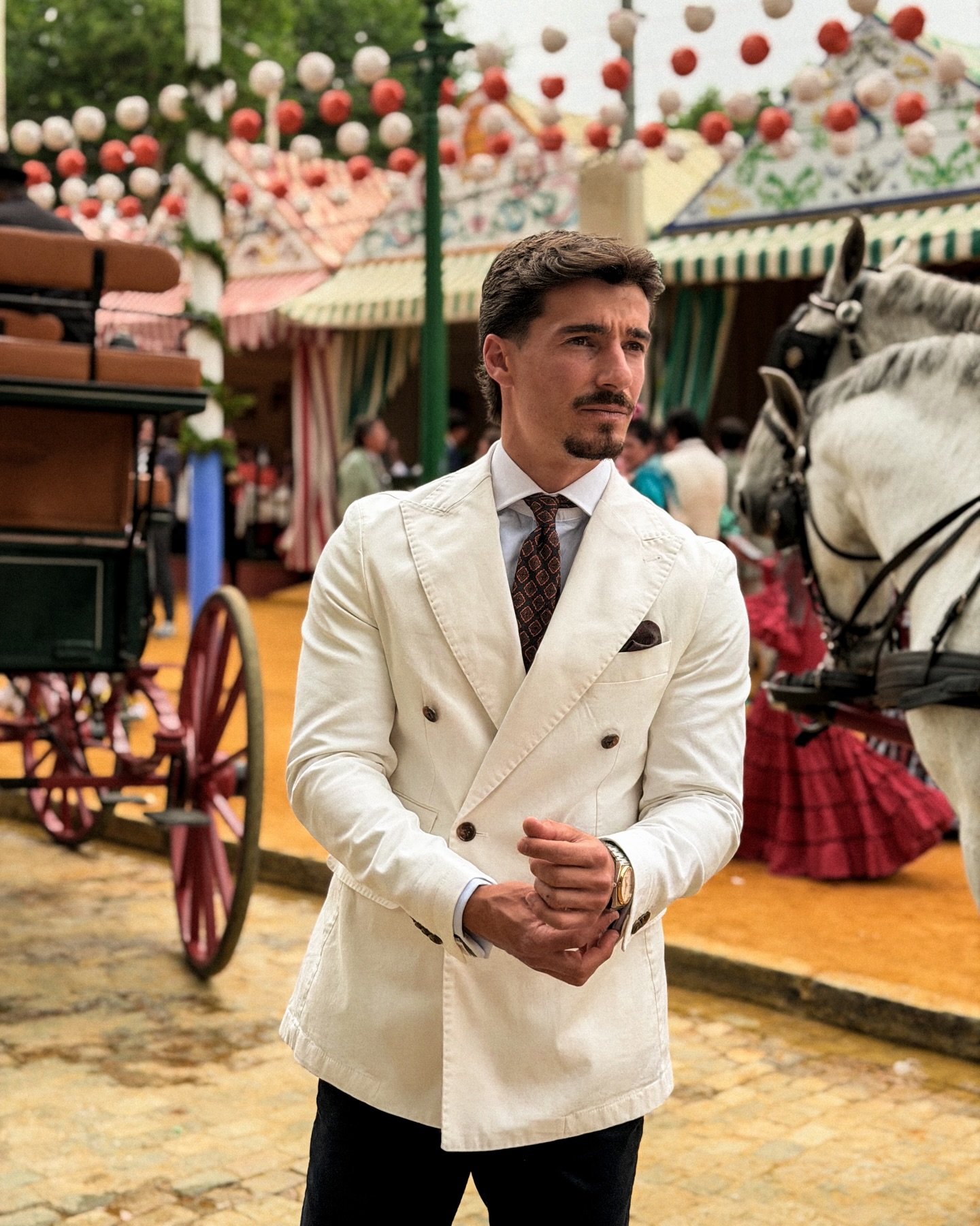 Vestir de gala sobre barro y albero.
Caros vestidos de flamenca y zapatos de cuero salpicados sin cesar.
Esquivar caballos mientras bebes rebujito.
Esperar que no te tire la jarra un borracho.
Fingir que sabes bailar sevillanas copiando a la mujer con cara y actitud de torero, para disimular.
Mirar a los ojos.
Pensar que lo haces bien cuando son los efectos de la manzanilla.
La Feria de Abril de Sevilla no es para todo el mundo.
Ni lo tiene que ser.
Es un veneno que llevamos dentro los sevillanos y que vestimos orgullosos.
Hay que venir para entenderla.
Así que no juzguen desde fuera.
Si vienen, la entenderán. Y sino, no vuelvan más.
Look completo de @alvaromoreno.es que se ha encargado de vestirme durante toda la feria. Tienen trajes, corbatas, pañuelos, gemelos, tirantes… Todo lo que necesitas para que no te falte ni un perejil en tu próximo evento. ¿Habrá que estrenar de vez en cuando no? 👀🤵🏽 Publi