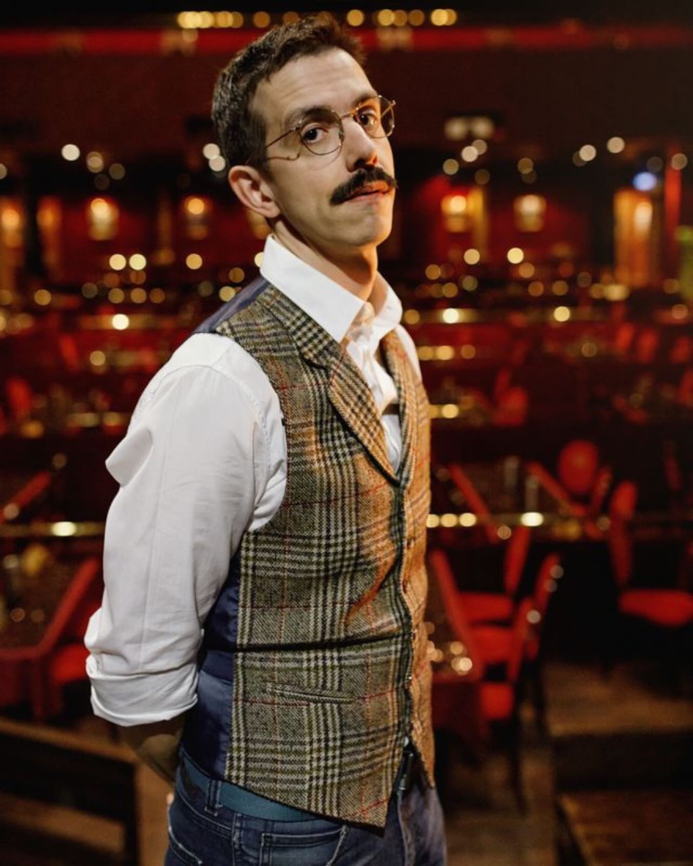 Iñigo Giner Miranda ist an vielen Orten zu Hause – nicht nur geographisch, sondern auch künstlerisch: Als ausgebildeter Pianist und Komponist ist er mit seinen Kompositionen, Konzertinszenierungen und Musikperformances regelmäßig in Konzerthäusern und Theatern in ganz Europa zu sehen.
Er hat Konzerte u.a. für die Münchner Philharmoniker, die Tonhalle Zürich, das Mahler Chamber Orchestra oder die Komische Oper Berlin konzipiert. Als Performer und musikalischer Leiter hat er in Theatern wie Schauspielhaus Zürich, Teatro Real Madrid oder Schauspielhaus Köln gearbeitet.
Außerdem unterrichtet er Intermedialität und neue Konzertformate in unterschiedlichen Institutionen wie UdK Berlin, MUK Wien, Hochschule für Musik und Theater Köln.
🔮 Als Regisseur wird Iñigo Giner Miranda zusammen mit Dramaturg Guillem Borràs das SONUS FEMINÆ-Konzert “Searching for Judith Shakespeare” am 9. und 10. Mai in der @st.elisabeth.villaelisabeth inszenieren — Tickets via Biolink
📷 © Christian Schneider
@iginer @st.elisabeth.villaelisabeth @miakoklein
#sonusfeminae #inigoginermiranda #komponistinnen #femalecomposers #womeninearlymusic
