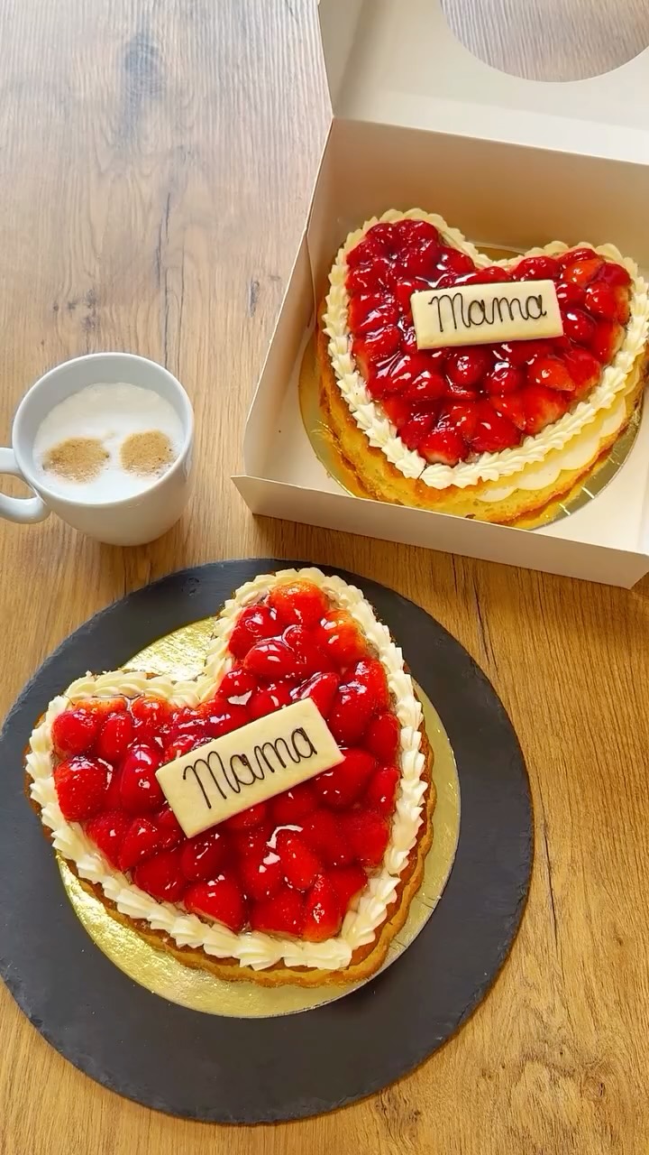 Unser Muttertags-Erdbeerherz mit frischen Erdbeeren – liebevoll gemacht für echte Genussmomente. 🍓💐
Heute und am Muttertag (Sonntag) in all unseren Raisch-Filialen erhältlich. Nur solange der Vorrat reicht! ♥️
#muttertag #mothersday #konditorei #handwerk #muttertagstorte