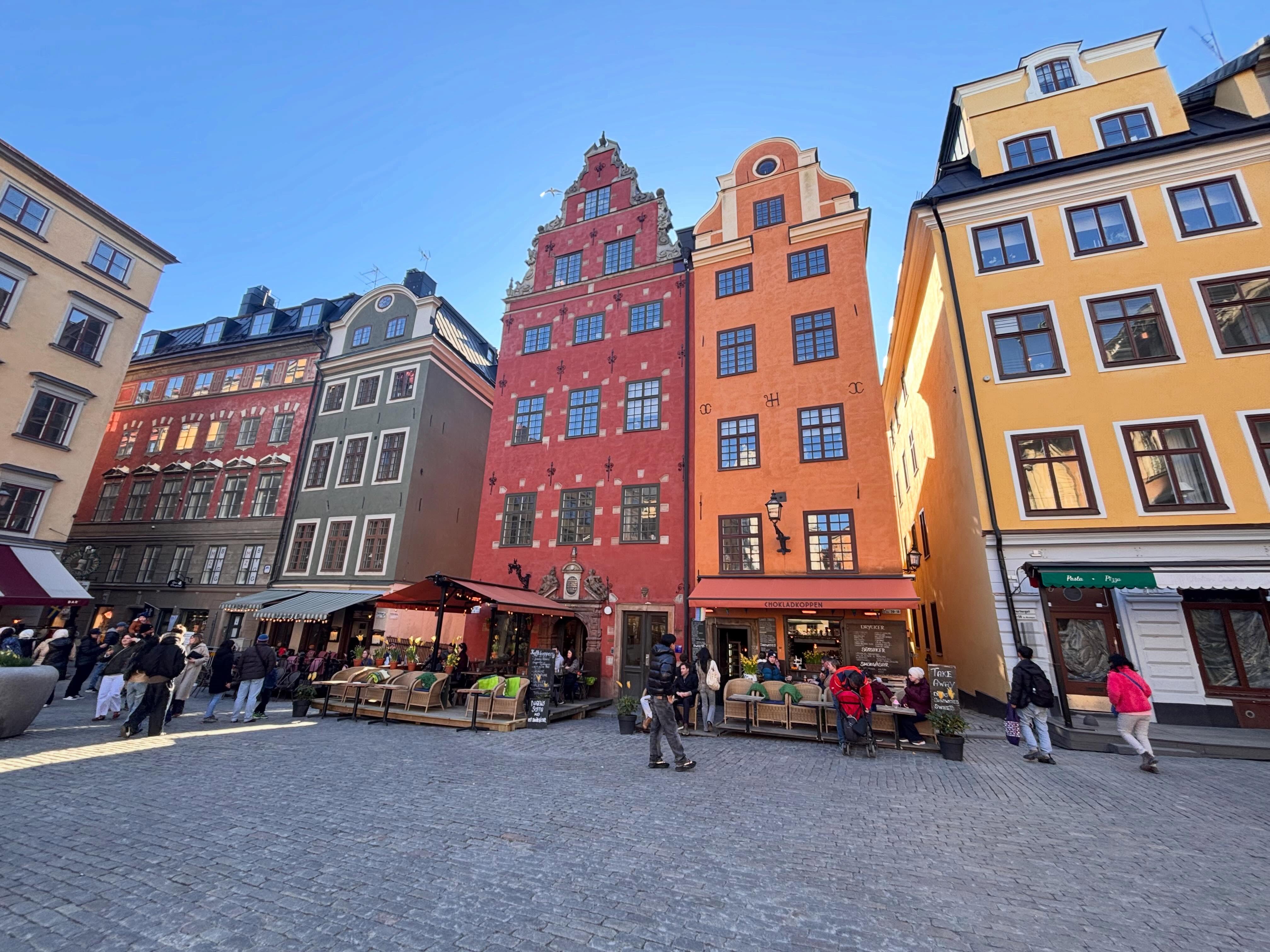 Gamla Stan rappresenta il cuore di #stoccolma , il centro storico medievale meglio conservato al mondo. Le strette viuzze che ospitano negozi e caffetterie, culminano nella famosa piazza di #stortoget dove si possono ammirare le iconiche casette colorate, che essendo le più antiche della città ne sono diventate uno dei simboli che la caratterizzano. #stoccolma #stoccolma🇸🇪 #stockholm
