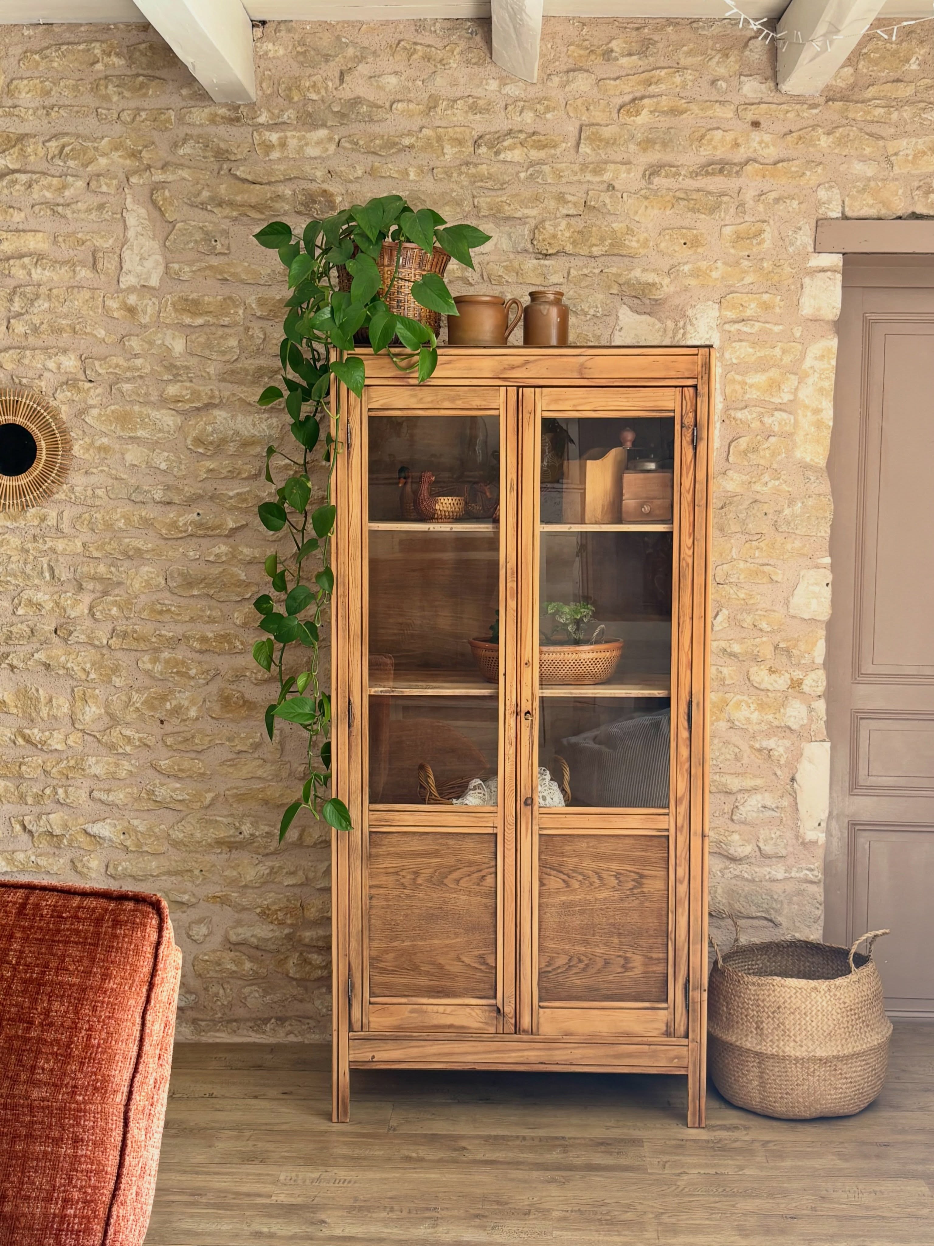 Chloé est dispo 🧡
Une taille parfaite: on peut la faufiler presque partout.
Poncée, traitée, réparée & vitres changées elle est prête pour son nouveau chez elle.
Longueur: 81cm
Profondeur : 45,5cm
Hauteur: 168cm
🏷️620€
📦 Retrait au showroom « Chez Louisette » gratuit au 326 AVENUE DE PARIS 79000 Niort sur les horaires d’ouvertures (lundi et vendredi de 12h00 à 18h30 et le samedi de 10h00 à 18h30). Merci de nous indiquer la date et l’heure du retrait et de vous organiser concernant la manutention.
🚚Livraison possible dans les 60km avec supplément.