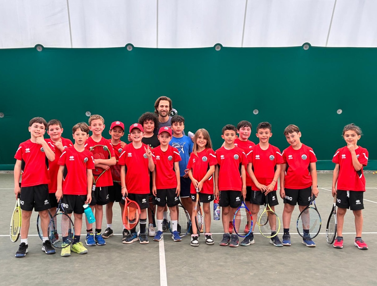 🎾 Giornata di partite per i gruppi ORANGE e SUPER ORANGE della nostra scuola tennis 💥
Un pomeriggio di gioco, sfide e tanto divertimento insieme 🙌
Bravi tutti i ragazzi scesi in campo tra impegno, sorrisi e tanta voglia di migliorarsi 🎾❤️
Avanti così 👏
#fifteenracquetclub #scuolatennis #orangetennis #superorange #juniortennis