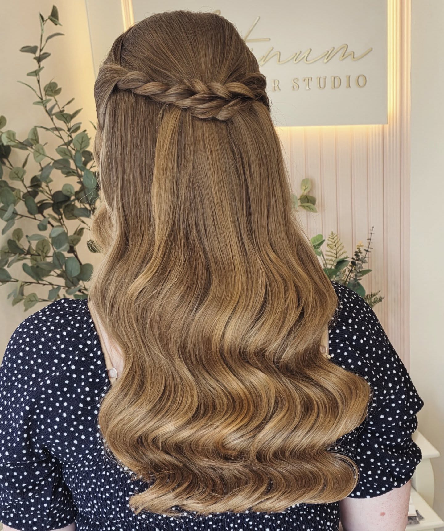 Just over here living my absolute best half up half down stylist life βοΈβ¨οΈπ
Meeting new, beautiful people daily & making them feel super pretty πΈπ
I can not BELIEVE how much I am loving half ups after all these years! There is SO many ways to style a half up hair, and you can really make it your own! Just like we did here for the sweetest lady, Katie. I've really enjoyed mastering the glam wave this year and I am in awe of the results!!
I really hope you love !!!