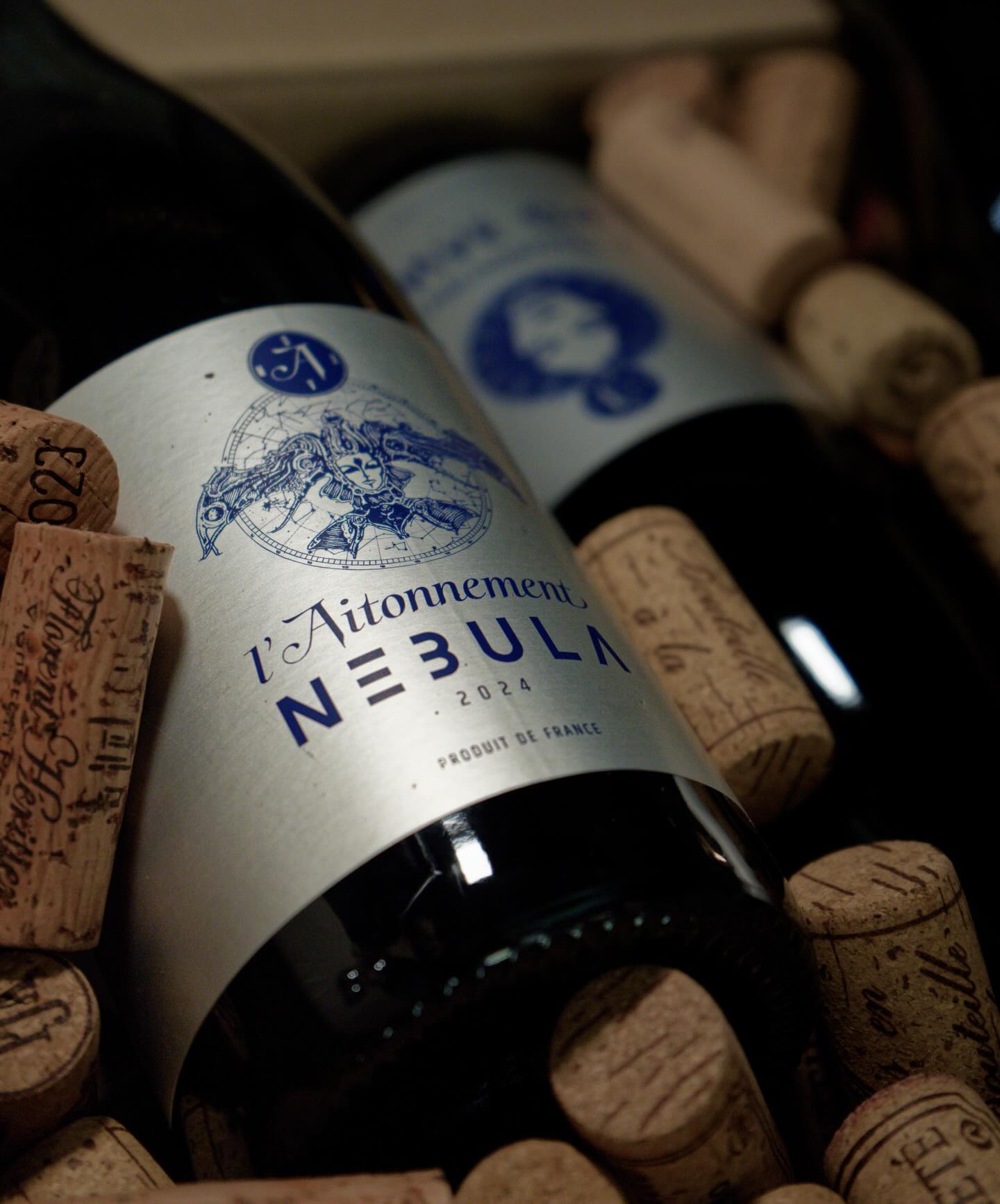 ✨Nebula — @lamaisondelaitonnement
Il y a des vins qui racontent une histoire rare.
Nebula en est un.
Sur les coteaux escarpés d’Aiton, en Maurienne, Maxime Dancoine travaille ses vignes à la main et remet en lumière un cépage ancien et confidentiel : la Douce Noire. Un véritable trésor de la viticulture alpine.
Dans le verre : une robe violine profonde, des notes de fruits noirs, de violette et d’épices douces. Une fraîcheur de montagne qui étire le vin, des tanins fins, jamais lourds. Un rouge vivant, précis, sincère.
Vendanges manuelles, approche respectueuse du vivant — un vin qui n’en fait jamais trop, mais qui laisse une vraie empreinte.
Un accord évident avec nos fromages de montagne 🧀
📍 À découvrir à la carte des vins du Freti
#LeFreti #Annecy #Savoie #VinsDeSavoie #Nebula