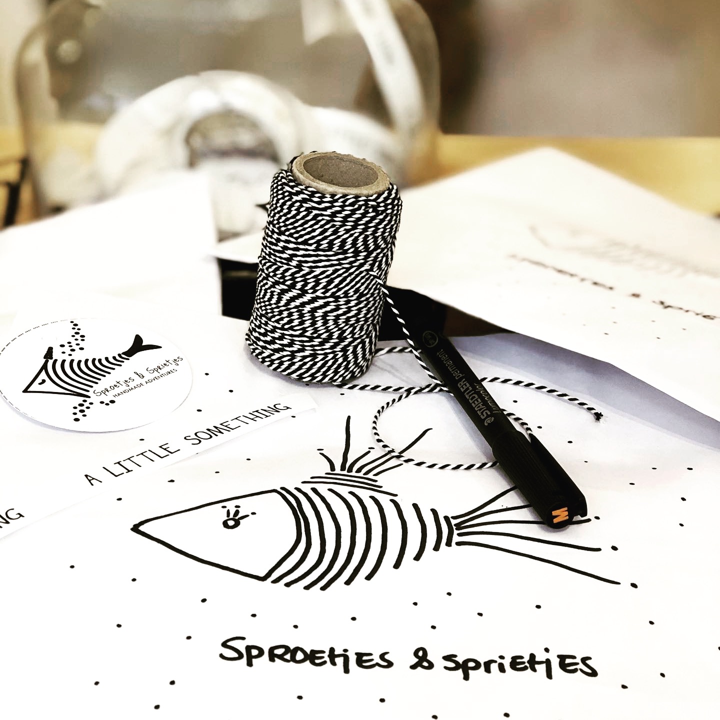 Na een periode van stilte gaan we langzaam weer starten met Sproetjesensprietjes.
Achter de schermen zijn we bezig met nieuwe handgemaakte items, zachte stoffen, kleine cadeaus en fijne producten voor baby’s en kinderen. Alles met dezelfde aandacht als voorheen: zorgvuldig gemaakt, lief in uitstraling en net even anders dan standaard.
De webshop en het atelier krijgen de komende tijd stap voor stap weer meer invulling. Niet alles tegelijk, maar rustig en met aandacht.
We vinden het heel leuk om jullie weer mee te nemen in wat er komt.
Cool, hip en anders, daar houden we van!
Be unique and find us ☀️ Utrecht!
Binnenkort meer.
#sproetjesensprietjes #kidsconceptstore #handgemaakt #utrecht