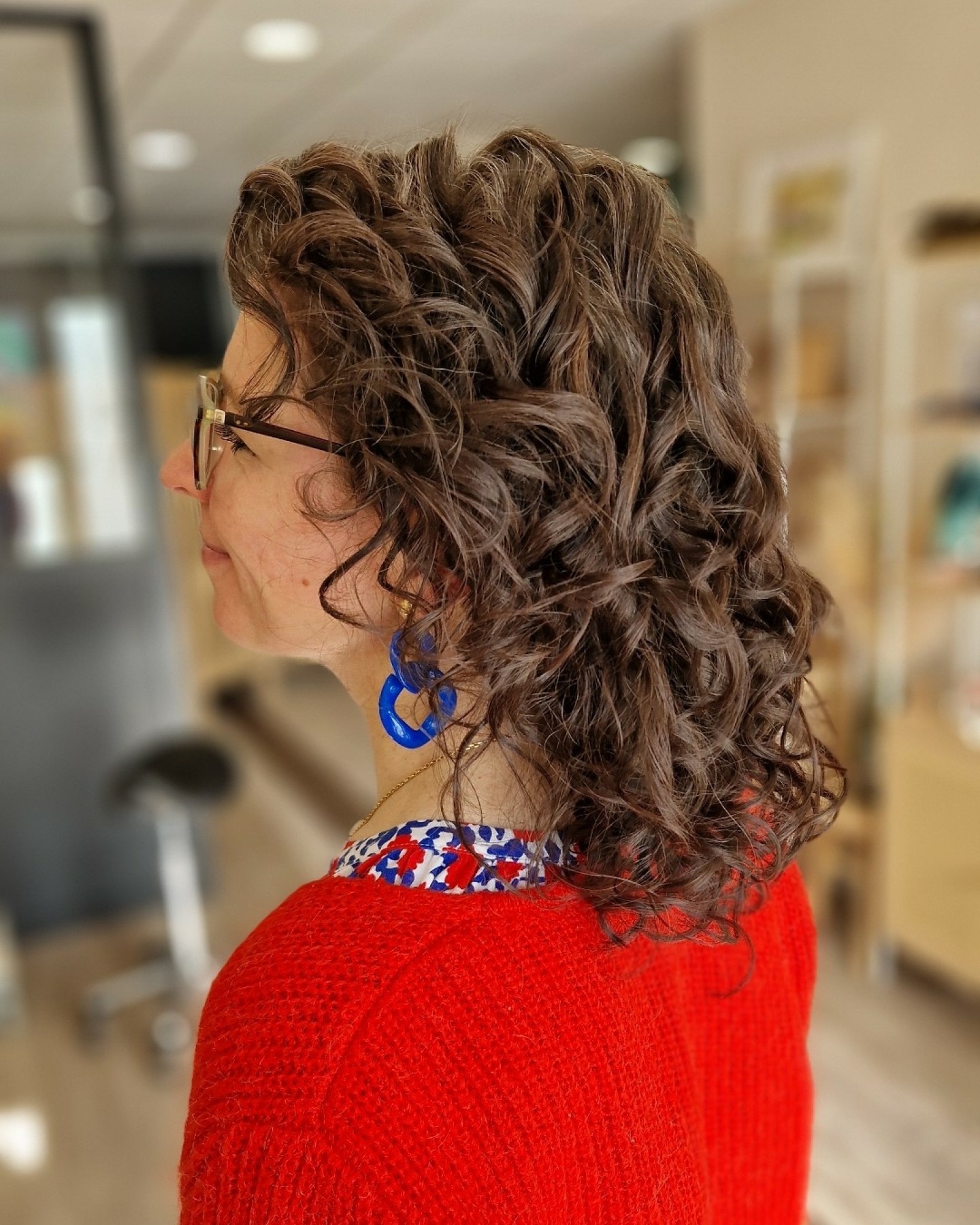 Une coupe mi-longue qui fait toute la différence ✨
Plus de structure, plus de définition et surtout plus de volume là où il faut !
👉 Tu préfères les boucles longues ou mi-longues ?