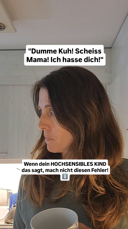 Wenn dein hochsensibles Kind so etwas sagt, ist es verständlich, wenn du als Mama erschrickst oder getriggert wirst. Mache aber bitte nicht diesen Fehler:
🚫 Sag nicht: "Hör auf! Das stimmt nicht! Das macht mich traurig!" Oder "gehts noch?"
Solche Sätze verschlimmern die Situatuon meist noch.
✅️ Sorge zuerst für Entspannung und Ruhe. Dein hochsensitives Kind ist höchstwahrscheinlich überreizt, gestresst und unter Druck.
✅️ Wenn dein sensibles Kind enstpannt ist, kannst du mit ihm reden und versuchen herauszufinden, warum es so gestresst war (ohne Anschuldigungen). Z.b.:"Ich habe das Gefühl, du warst vorher unter Stress und hast deshalb so reagiert. Wie kam es dazu?" Was können wir tun, damit es nächstes Mal nicht soweit kommt?"
✅️ Sprich mit ihm auch darüber, dass es völlig in Ordnung ist, wütend zu sein. Das Ziel ist es, in der Wut niemanden mit Worten oder Taten zu verletzen.
➡️Speichere dir dieses Video ab, damit du es im Notfall zur Hand hast.
➡️Folge mir für mehr Wissen und Tools zum Umgang mit hochsensiblen Kindern.
Herzlich, Jacky 🦋