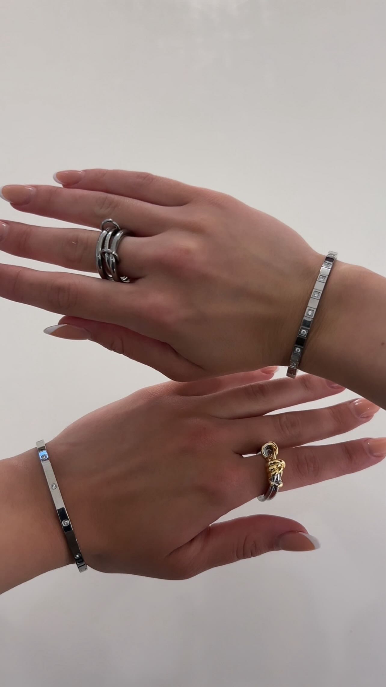 Die Summer Edition 2026 von unserer schwedischen Brand Timi of Sweden ist da. ☀️
Neben sommerlichen Designs in Necklaces, Armbändern und Ohrringen begeistert die Schmuck Kollektion mit den neuen Stack Rings, die ihr so liebt.
Alle Schmuckstücke sind aus Edelstahl, mit 18k-Vergoldung, mit oder ohne Steine. Schaut euch unser Reel an und verratet uns, welche Styles eure Favoriten sind.
Viele liebe Grüße in den Abend,
Eure Carmen
⸻
Willkommen bei Carmen Fischer Agents.
Unser Showroom im Düsseldorfer Lorettoviertel ist ein Treffpunkt für internationale Fashion Labels und den stationären Handel.
Hier entdecken Concept Stores, Boutiquen und Einkäufer eine sorgfältig kuratierte Auswahl aus Fashion, Schmuck, Accessoires und Schuhen.
Wir glauben an starke Marken, persönliche Beziehungen und Kollektionen, die im Handel wirklich funktionieren.
📍 Düsseldorf
👗 Fashion, Schmuck, Accessoires, Schuhe
🤝 Für Concept Stores, Boutiquen und Einkäufer
Sie möchten unsere Marken kennenlernen?
Buchen Sie Ihren Termin über den Link in unserer Bio.
#carmenfischeragents #modeagentur