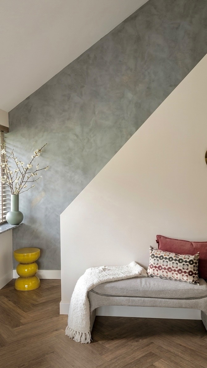 Een groot renovatieproject?
We houden ervan maar het is niet altijd nodig.
Soms heb je net even die finishing touch nodig 🤩
In dit geval was het de entree die gevoelsmatig nog niet helemaal klopte. Een ruimte kan er goed uitzien maar nog niet aanvoelen zoals je wilt. Die laatste stap; van ‘mooi’ naar ‘ja, dit is van mij’ was wat Marieke hier mocht doen 💙
Styling is een volwaardig onderdeel van wat we doen, soms losstaand maar altijd onderdeel van onze interieur plannen.
We komen bij je thuis, luisteren naar wat je wilt en gaan aan de slag 💪🏼
Zonder dat je er een dag over na hoeft te denken.
Het resultaat zie je zelf 🙏🏼
📍 Patersstraat 33, Venray
🌐 www.kimandco.nl
Kimandco | interieurs | wakeupyoursenses | Styling | interieurstyling | entree | interiordesign | woneninspiratie | thuisgevoel | Venray | Limburg | sfeer