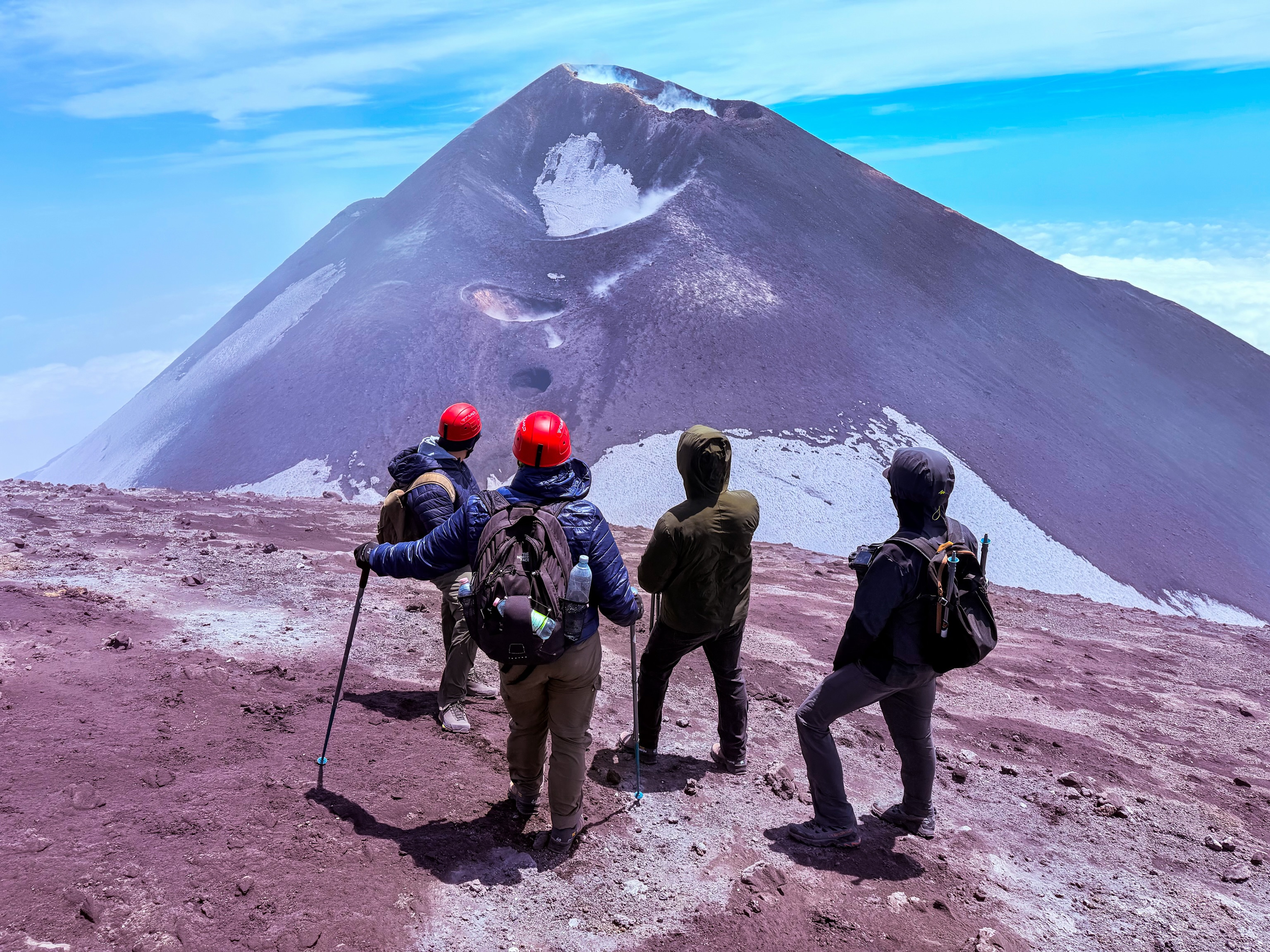 #Etna Central Craters SUD • Prima spettacolare giornata in cima 😍🌋 partenza ventosa ma gruppo temerario 🙌🏻🥾 #sicily #volcanoes #sicilia guidevulcanologichesicilia
👉Prossimo Tour in cima Lunedi 11 Maggio.
Piccolo gruppo, gente sportiva ed in ottimo stato di salute.
🌍https://www.etnative.com/etna-cratere-centrale
☎️ wa.me/etnative o +393780861560
📧 etnativo@yahoo.it
